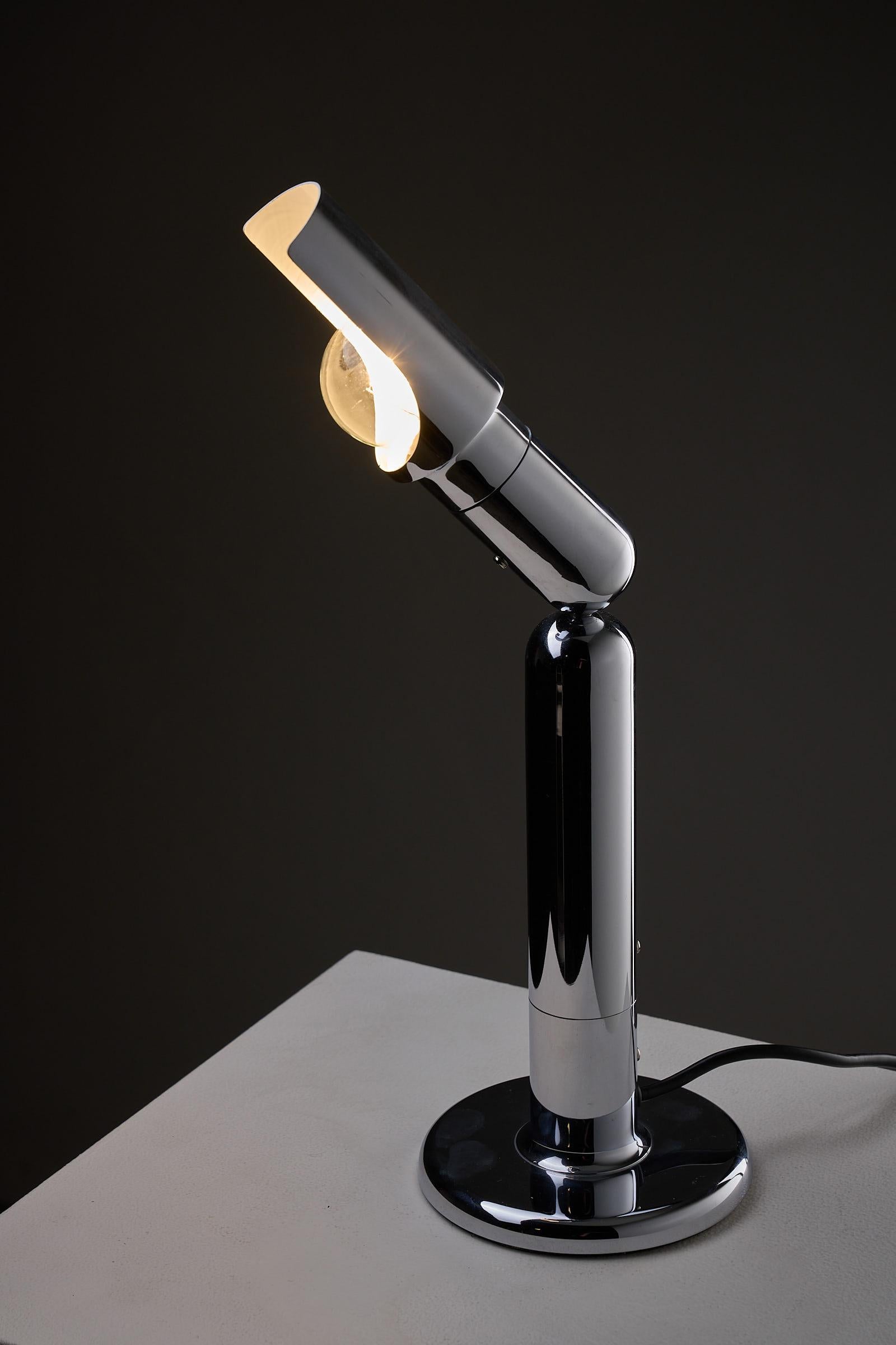 Allemand Lampe de table chromée moderne du milieu du siècle, Model No No 7962 par Cosack en vente