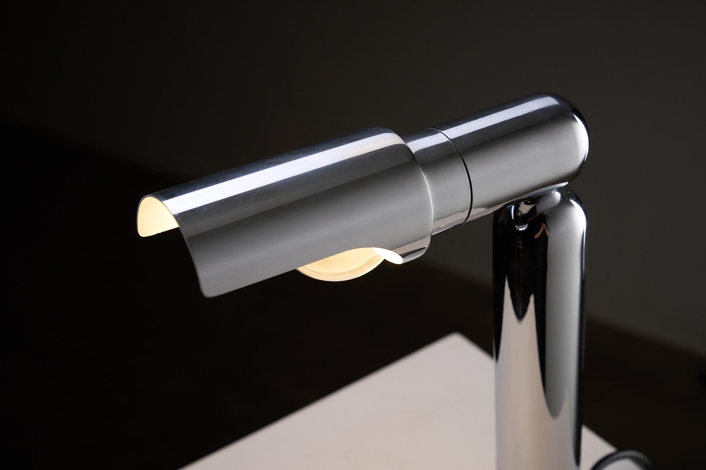 Lampe de table chromée moderne du milieu du siècle, Model No No 7962 par Cosack Excellent état - En vente à Mortsel, BE