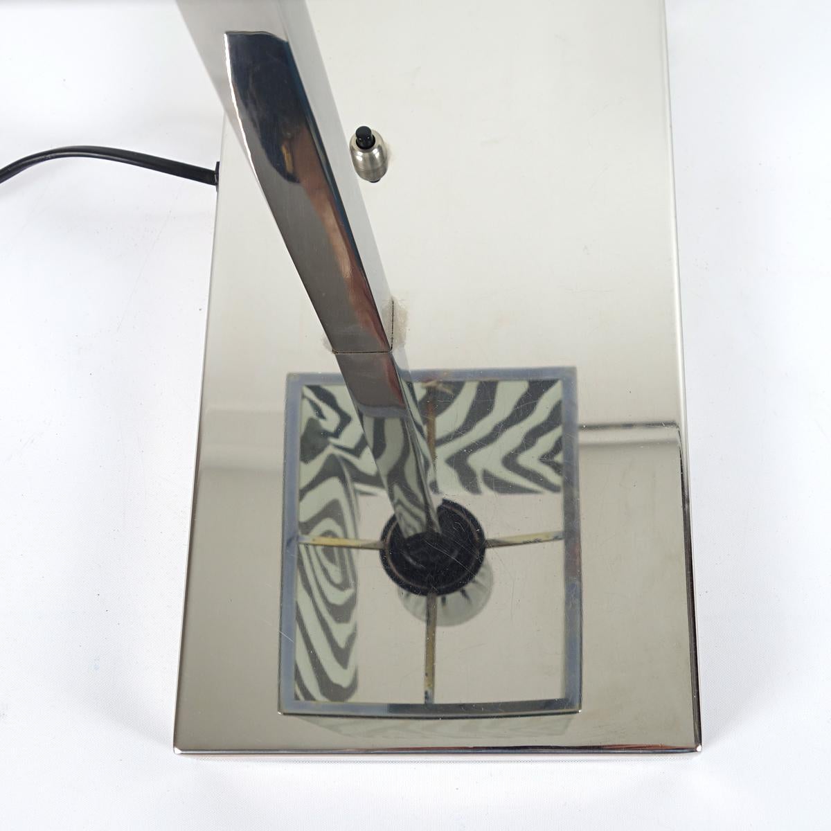 Mid-Century Modern Chrom-Tischlampe mit Glas-Zebradruck-Schirm im Angebot 4