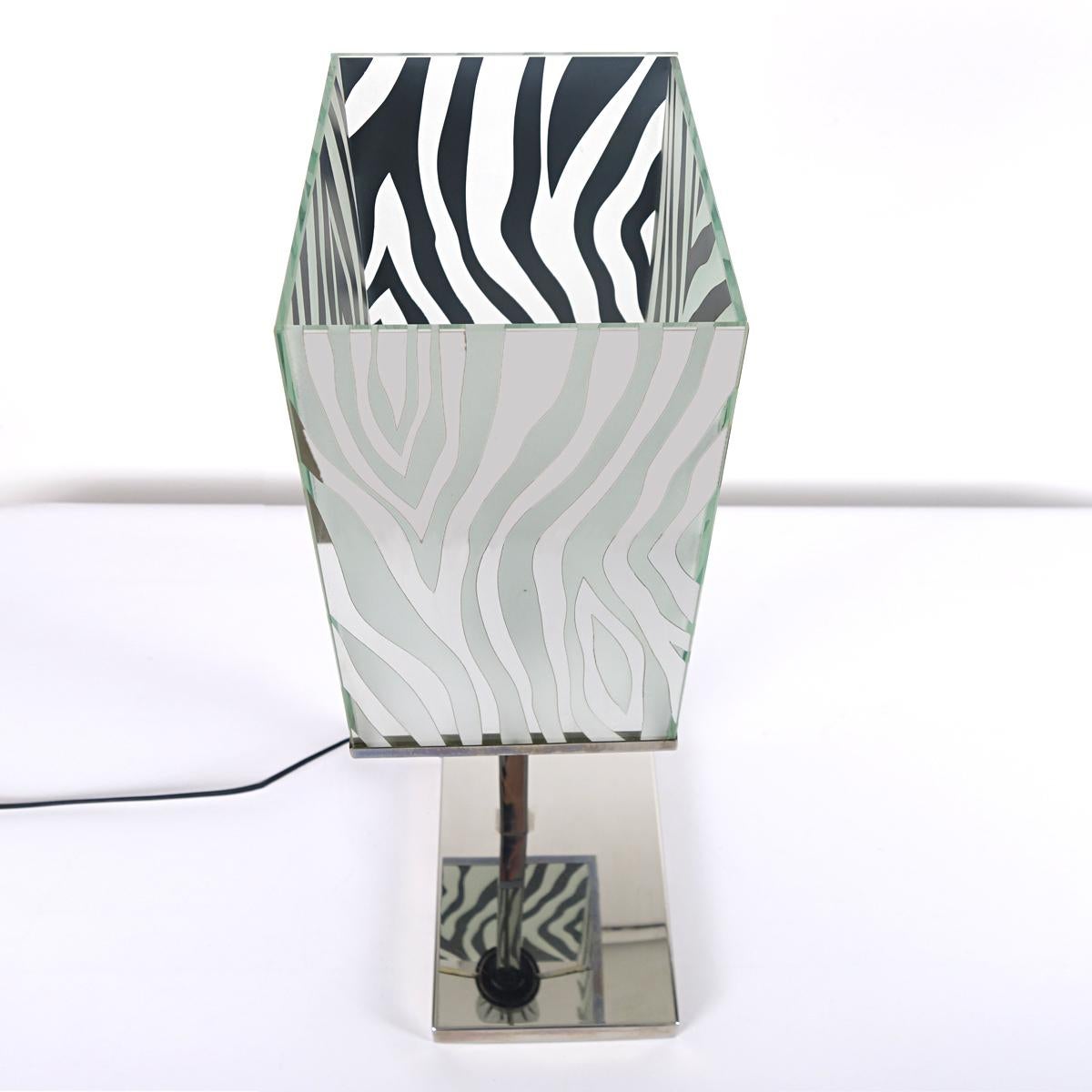Mid-Century Modern Chrom-Tischlampe mit Glas-Zebradruck-Schirm im Zustand „Gut“ im Angebot in Doornspijk, NL