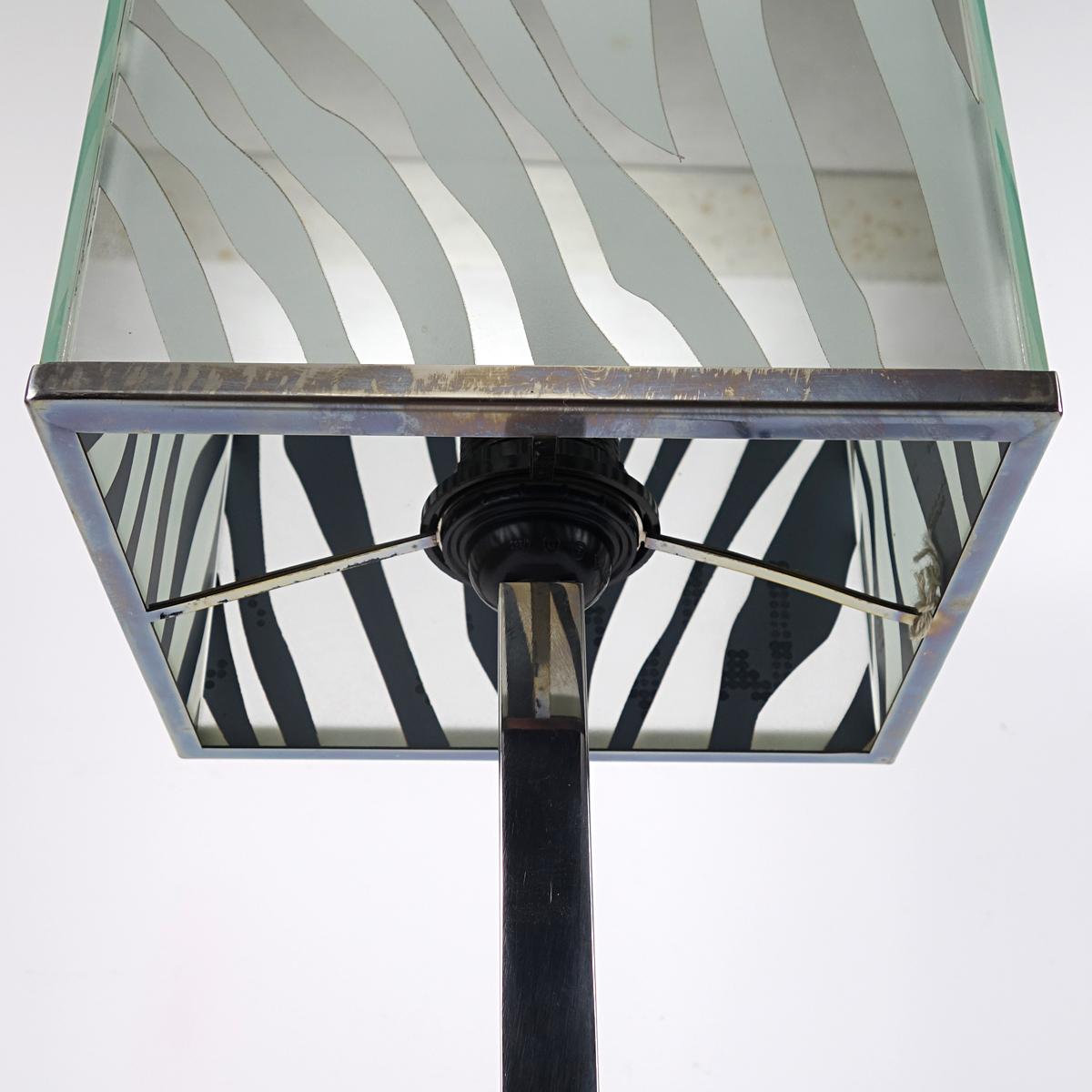 Mid-Century Modern Chrom-Tischlampe mit Glas-Zebradruck-Schirm im Angebot 1