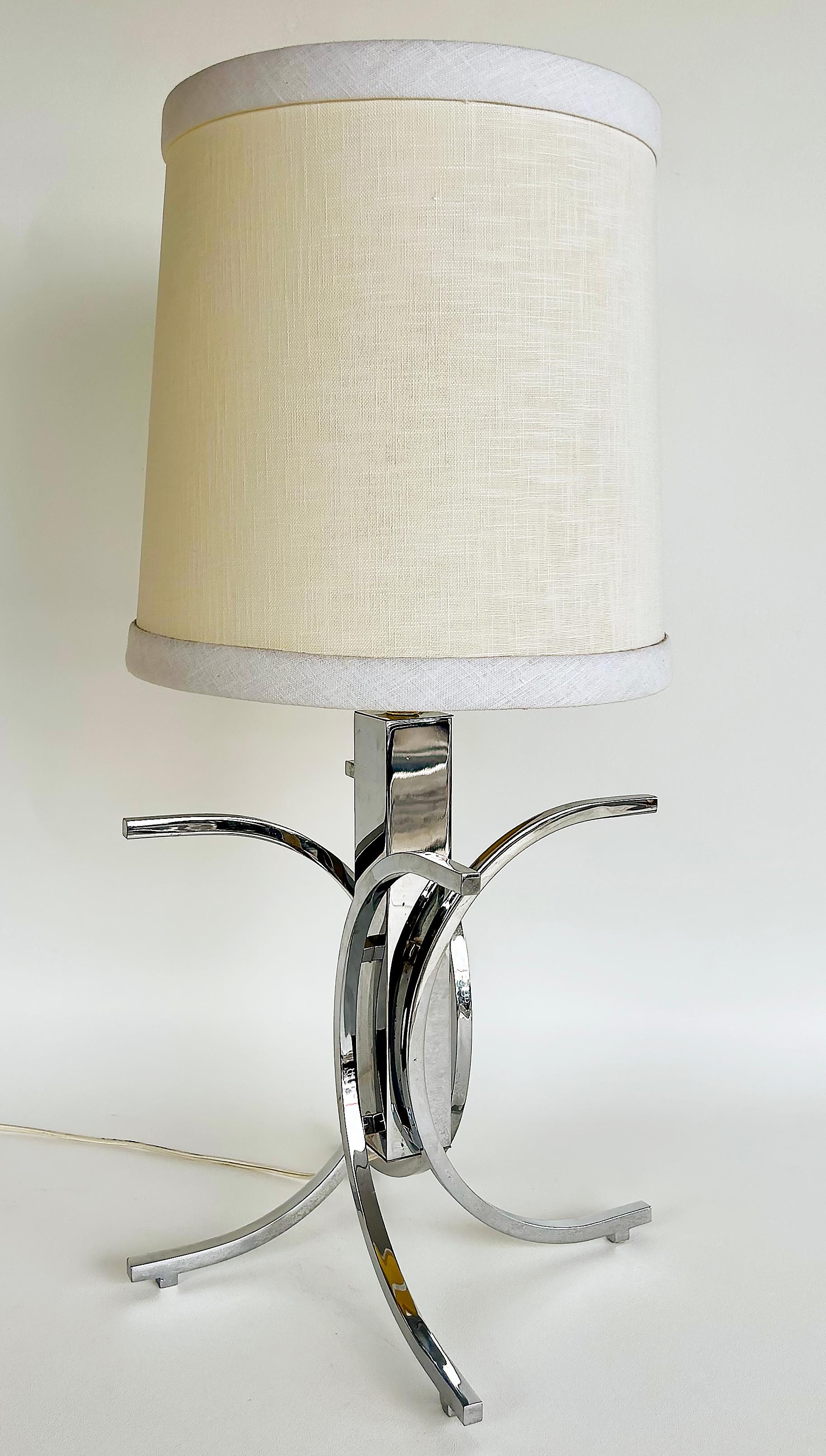 Lampes de table en chrome du milieu du siècle avec abat-jour, câblées, bon état de fonctionnement

Nous proposons à la vente une paire de lampes de table de style moderne du milieu du siècle, avec abat-jour inclus.  Les deux lampes sont câblées et