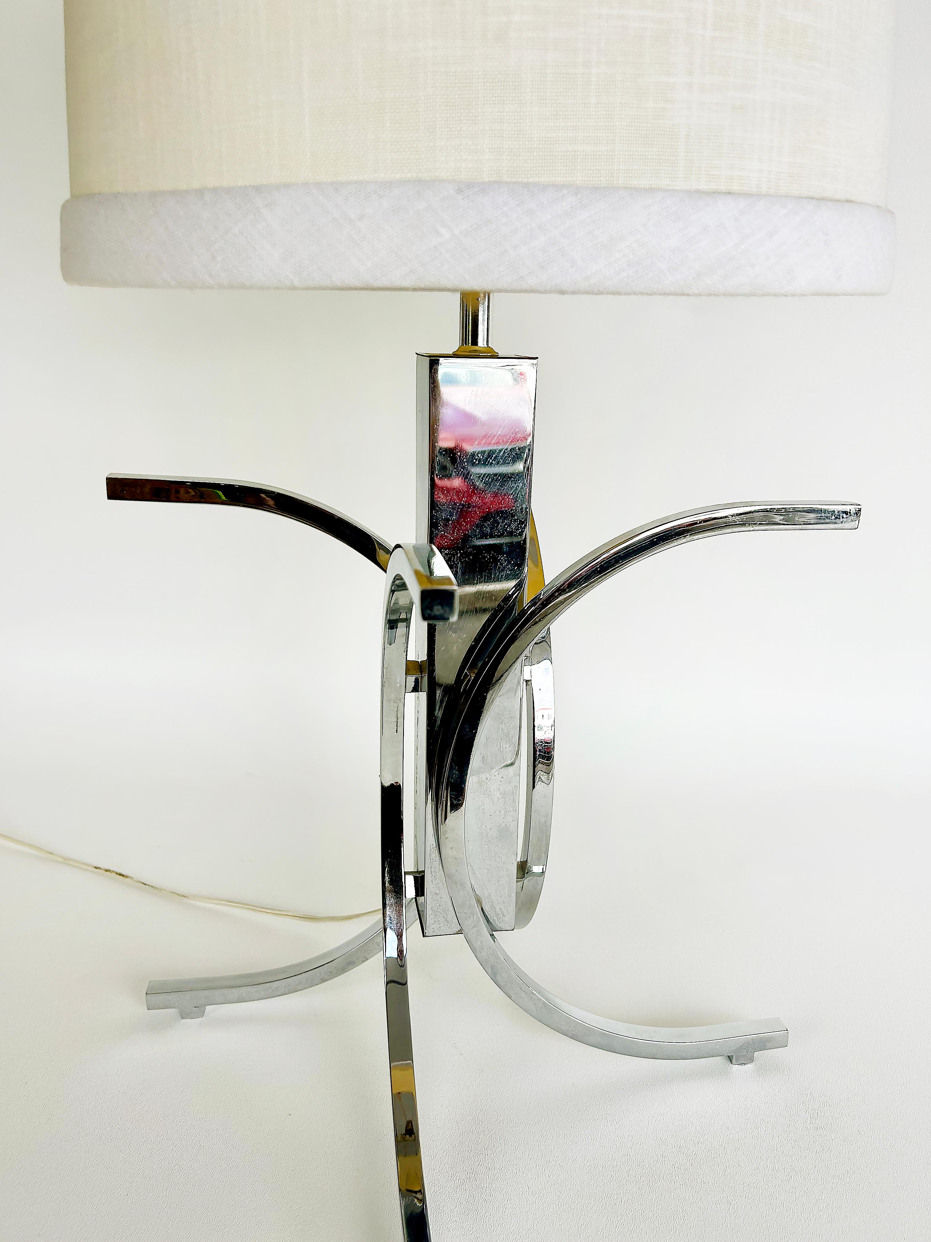 Mid-Century Modern Lampes de table en chrome du milieu du siècle avec abat-jour, câblées, bon état de fonctionnement en vente