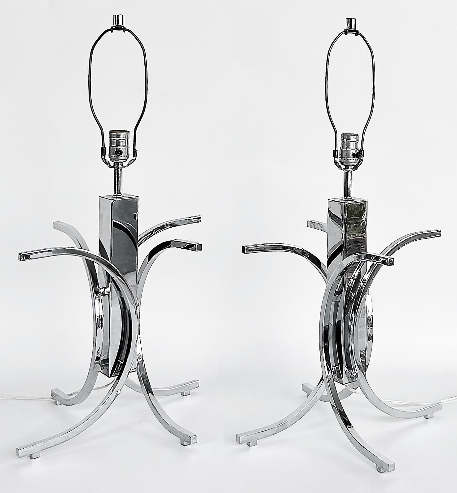 Américain Lampes de table en chrome du milieu du siècle avec abat-jour, câblées, bon état de fonctionnement en vente