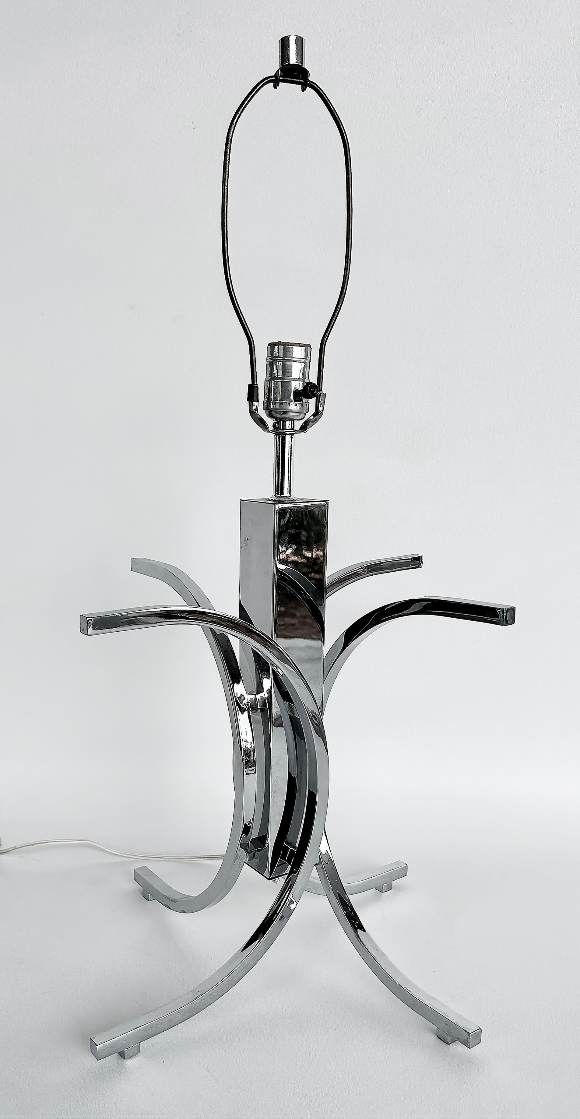 Lampes de table en chrome du milieu du siècle avec abat-jour, câblées, bon état de fonctionnement Bon état - En vente à Miami, FL