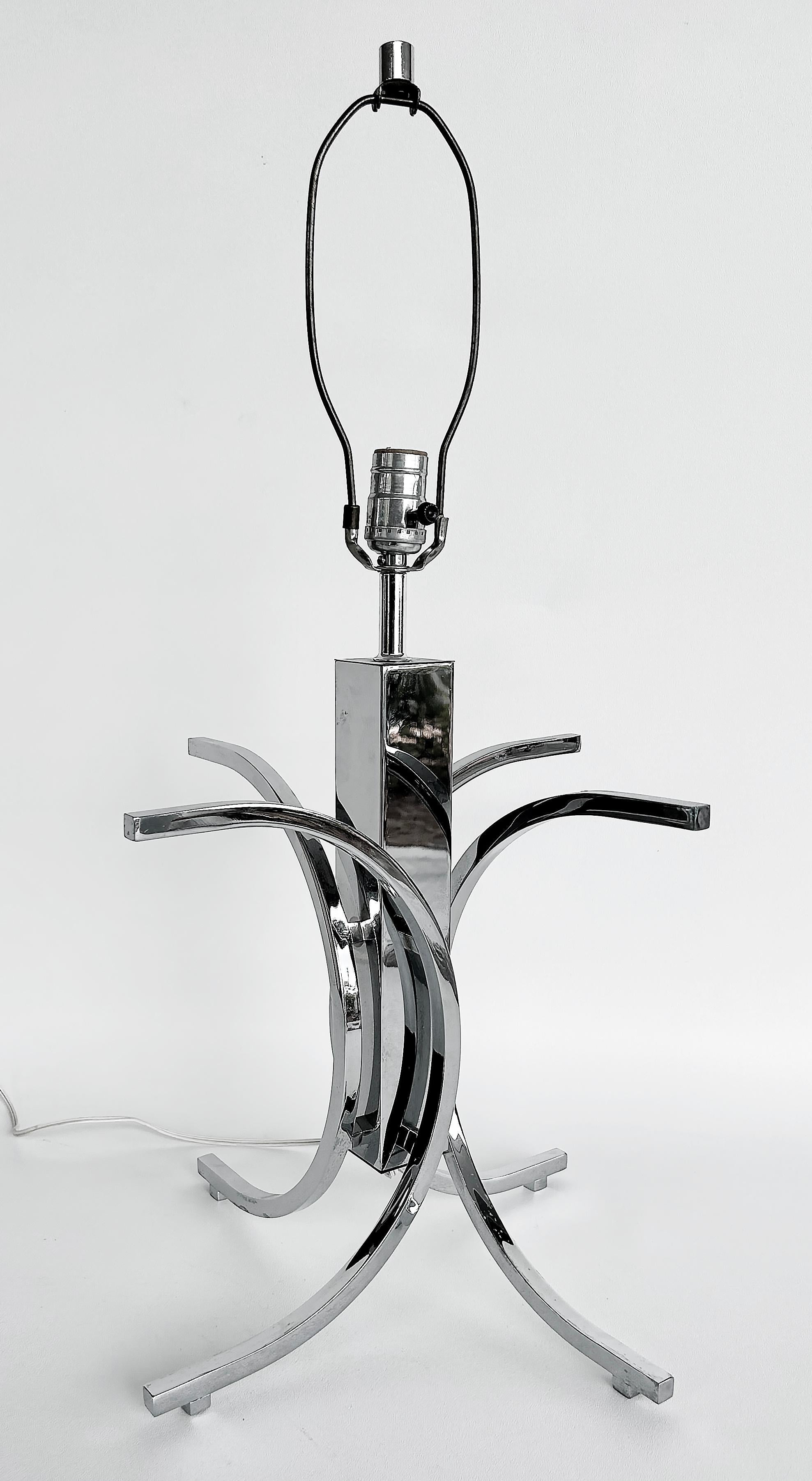 20ième siècle Lampes de table en chrome du milieu du siècle avec abat-jour, câblées, bon état de fonctionnement en vente