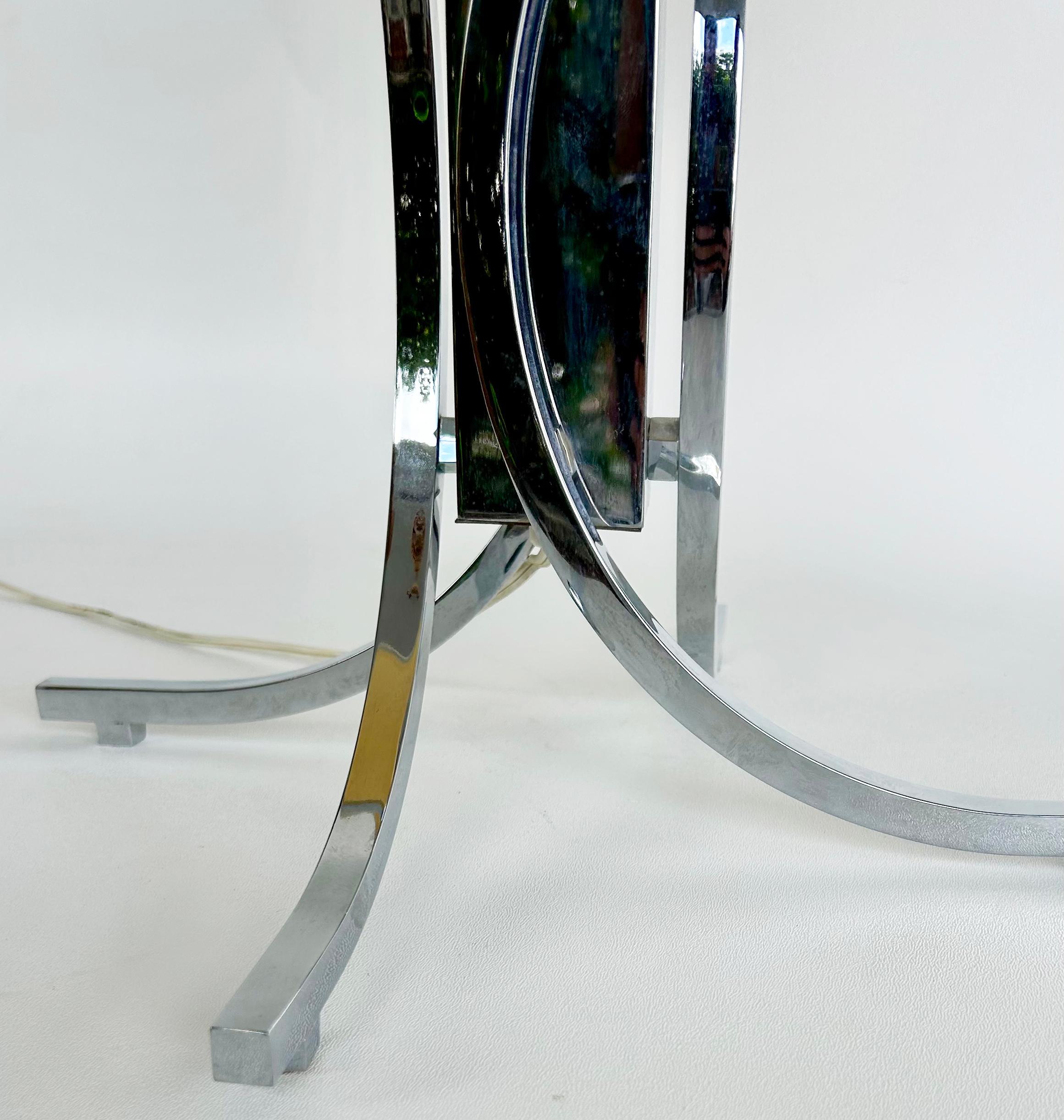 Tissu Lampes de table en chrome du milieu du siècle avec abat-jour, câblées, bon état de fonctionnement en vente