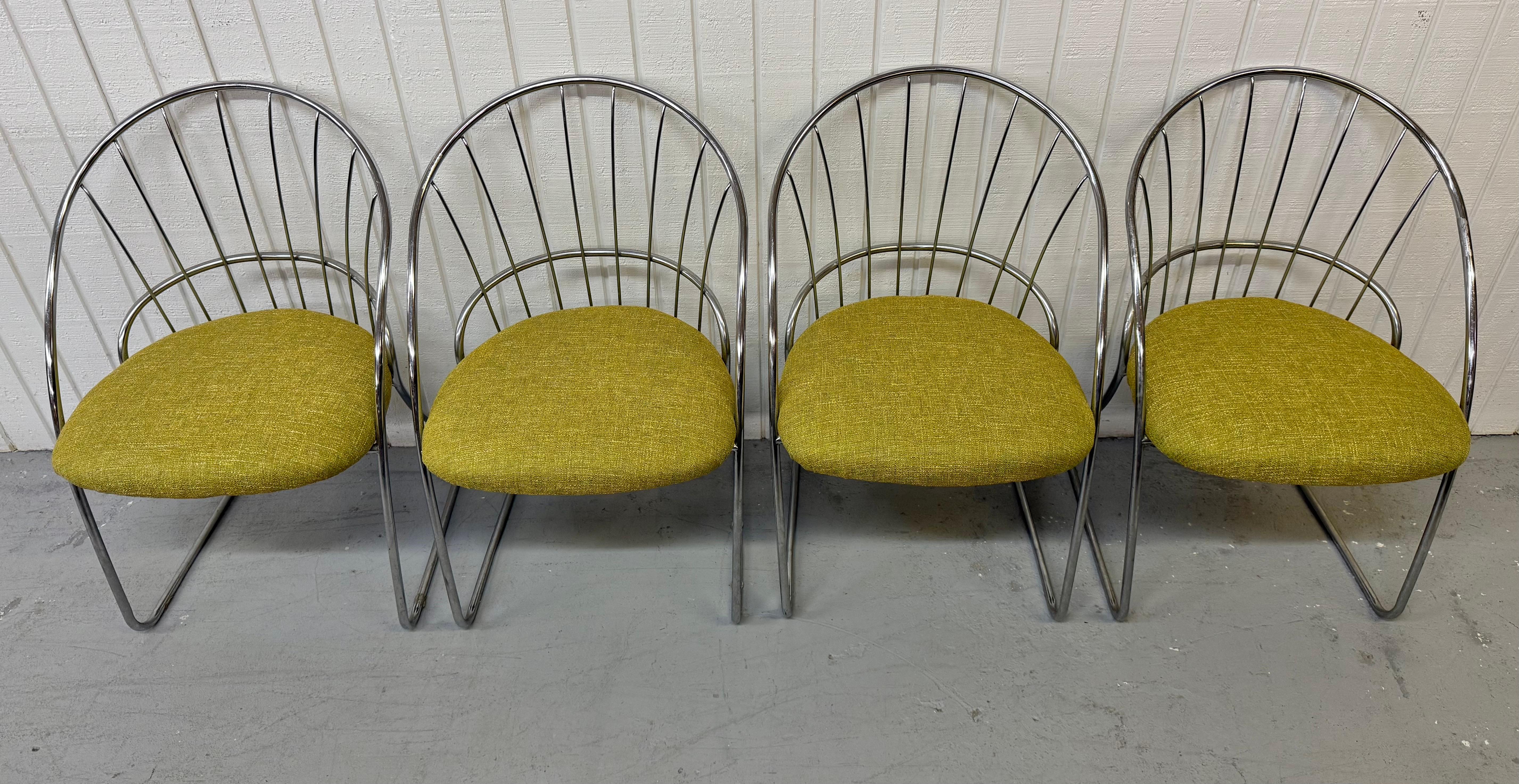 Diese Auflistung ist für einen Satz von vier Mid-Century Modern Chrome Tubular Dining Chairs. Mit verchromtem Rohrgestell, abgerundeter Rückenlehne und neuen, gepolsterten lindgrünen Sitzen. Dies ist eine außergewöhnliche Kombination aus Qualität