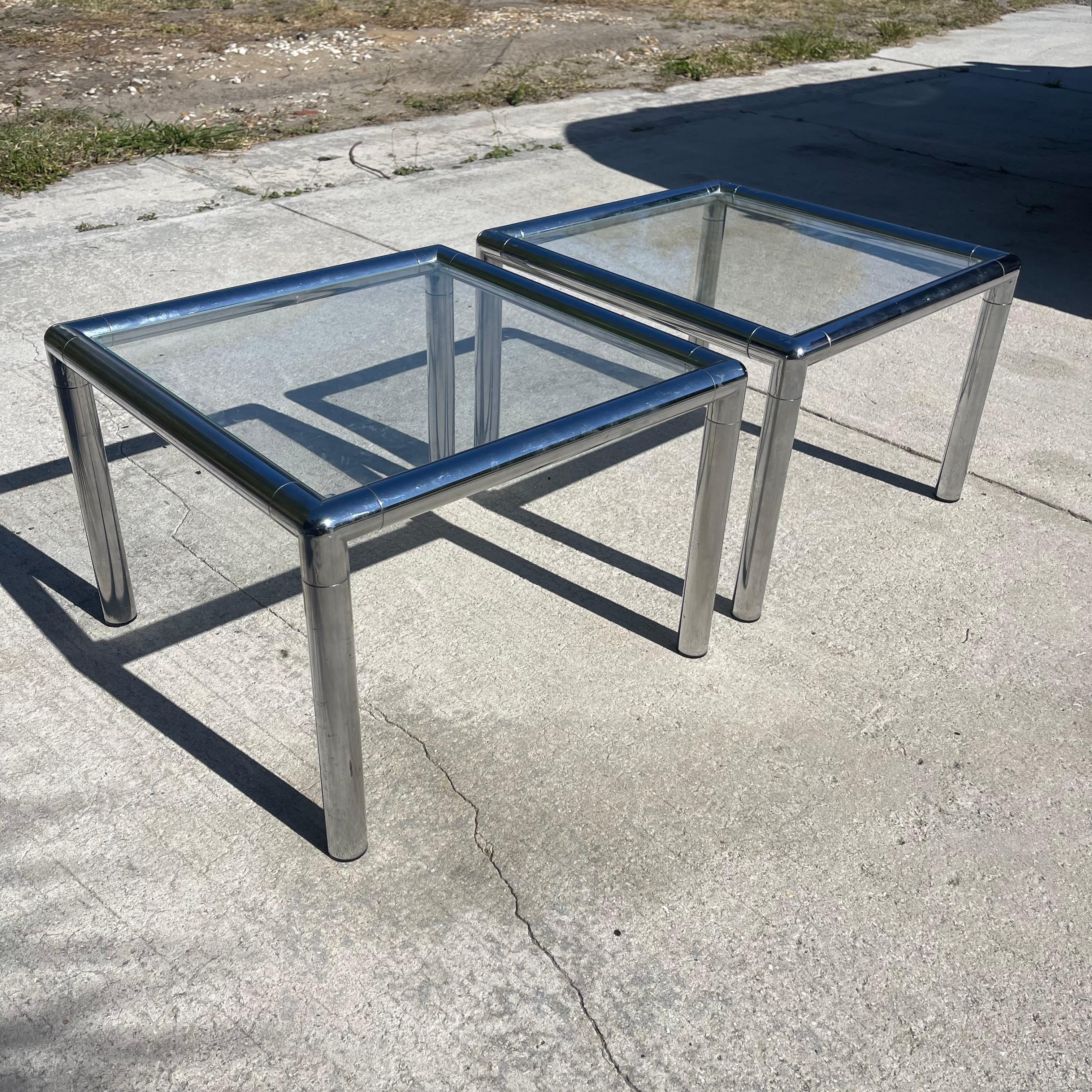 Mid Century Modern Chrome Tubular Glass Top Side Tables, ein Paar im Zustand „Gut“ im Angebot in Jensen Beach, FL