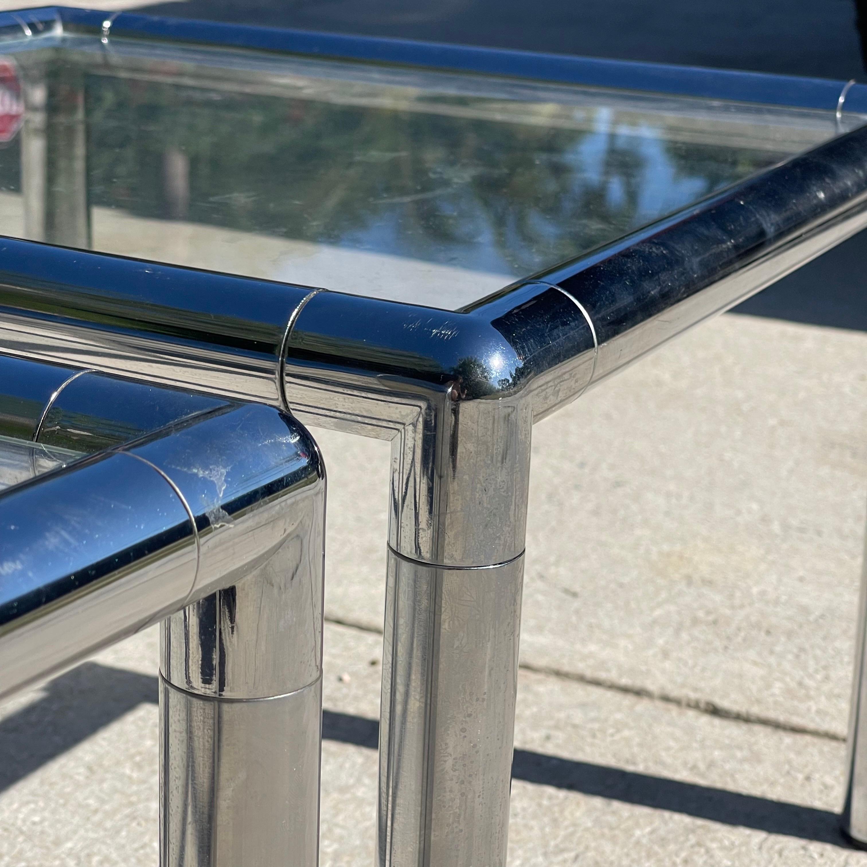 Paire de tables d'appoint en verre tubulaire chromé de la modernité du milieu du siècle dernier en vente 1