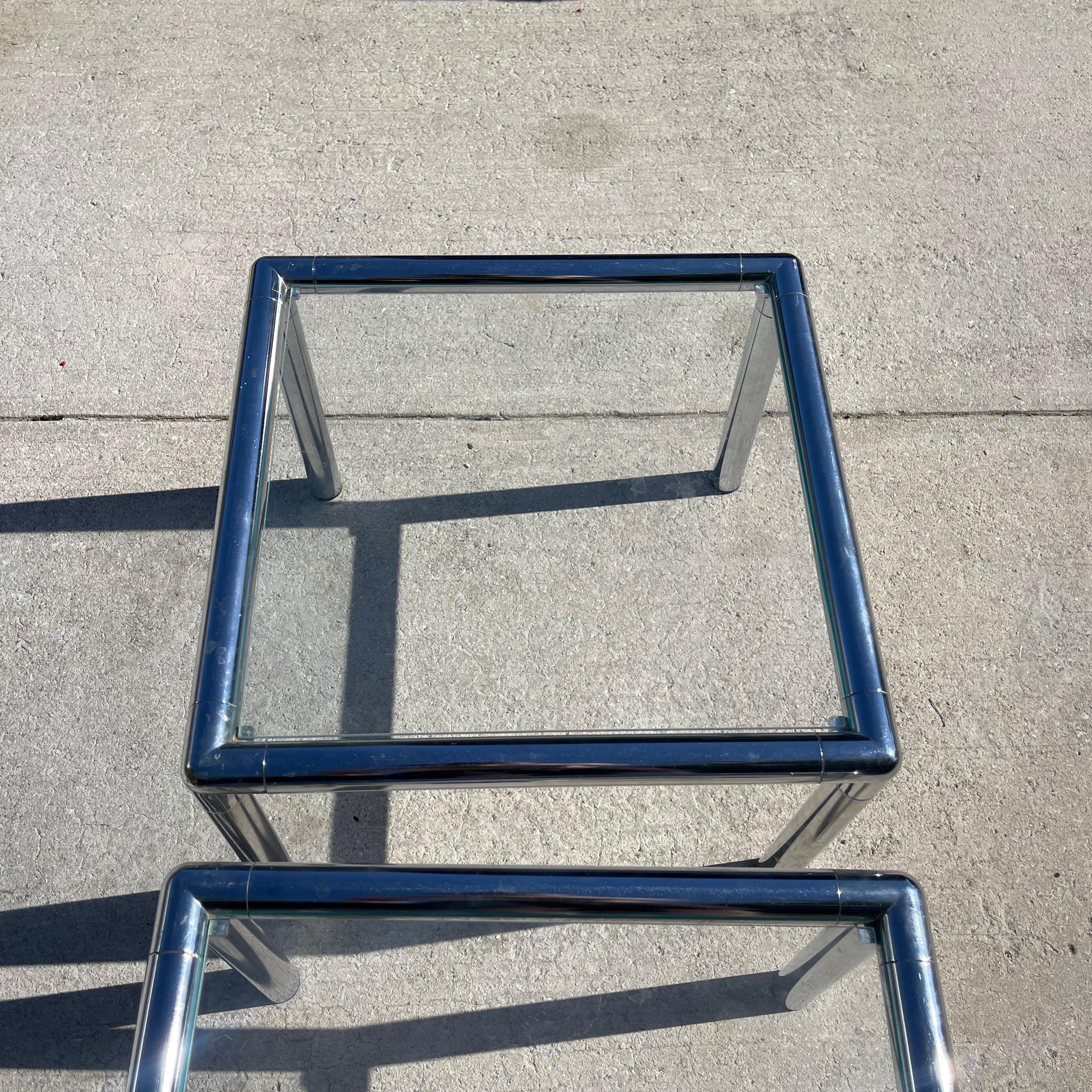 Paire de tables d'appoint en verre tubulaire chromé de la modernité du milieu du siècle dernier en vente 3