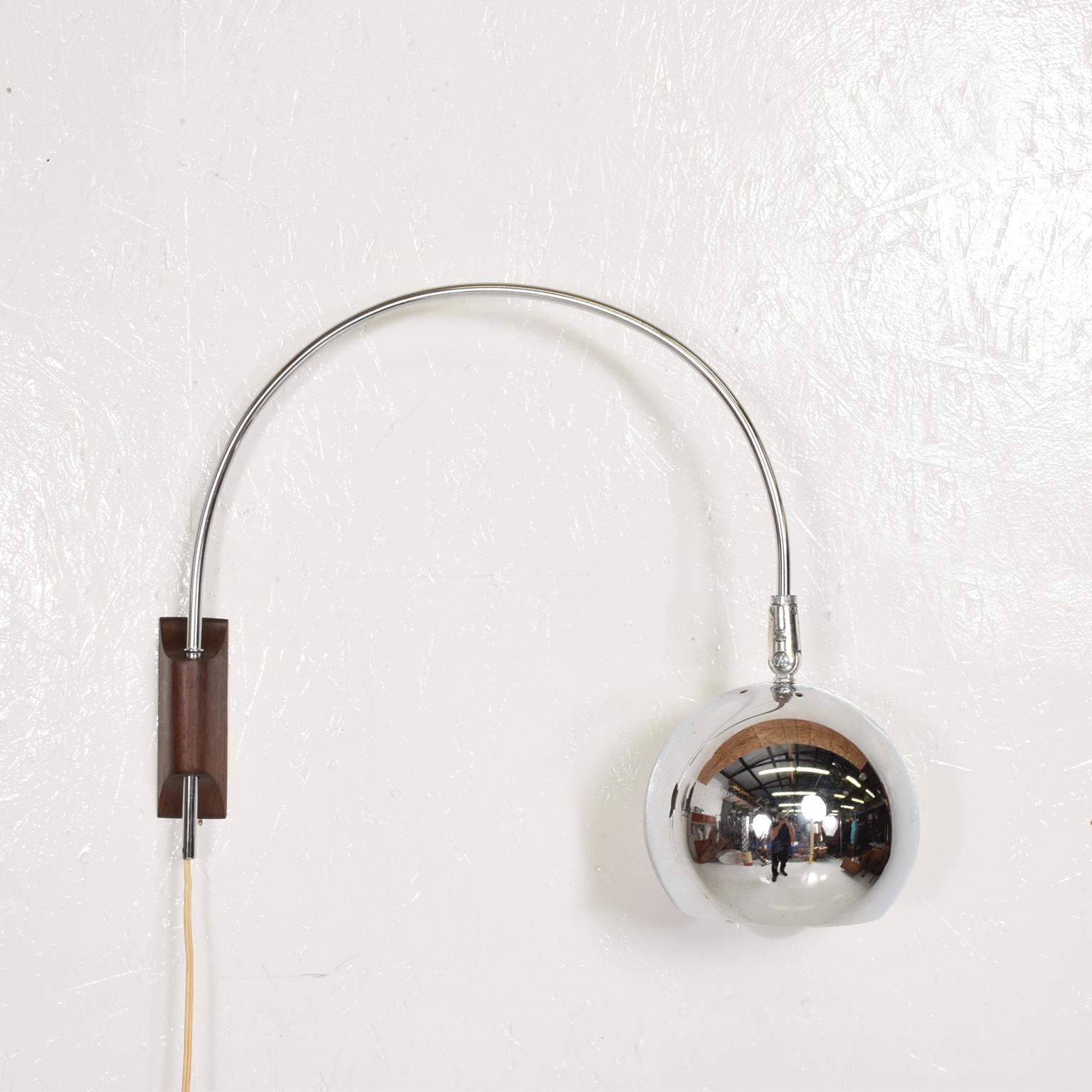 For your consideration, a Mid-Century Modern chrome wall sconce attributed Robert Sonneman.
Beautifully curved sconce attached to the wall with a solid walnut wall mount. Everything is working in perfect order.
The USA circa the late
