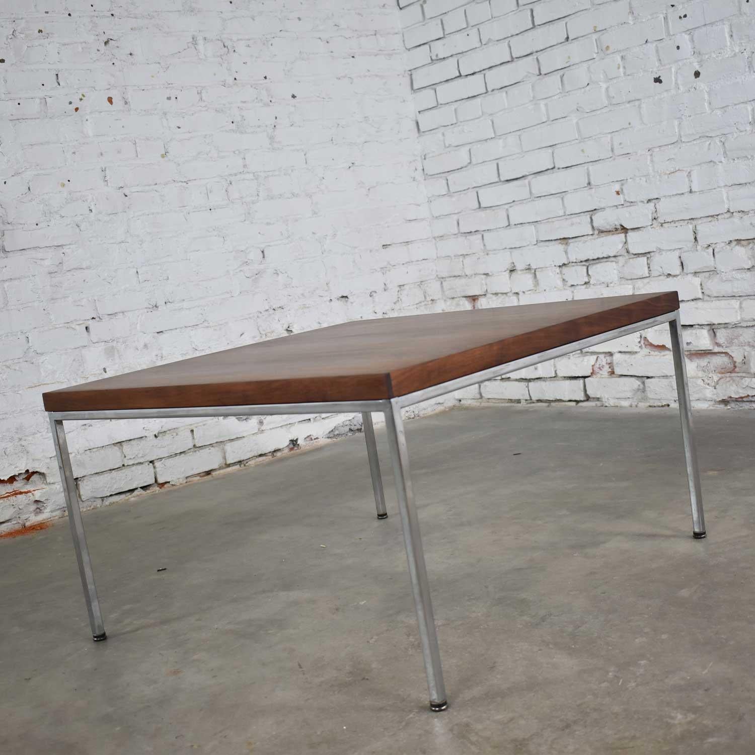 Table d'appoint ou table basse en chrome et noyer d'après Florence Knoll, moderne du milieu du siècle dernier en vente 6