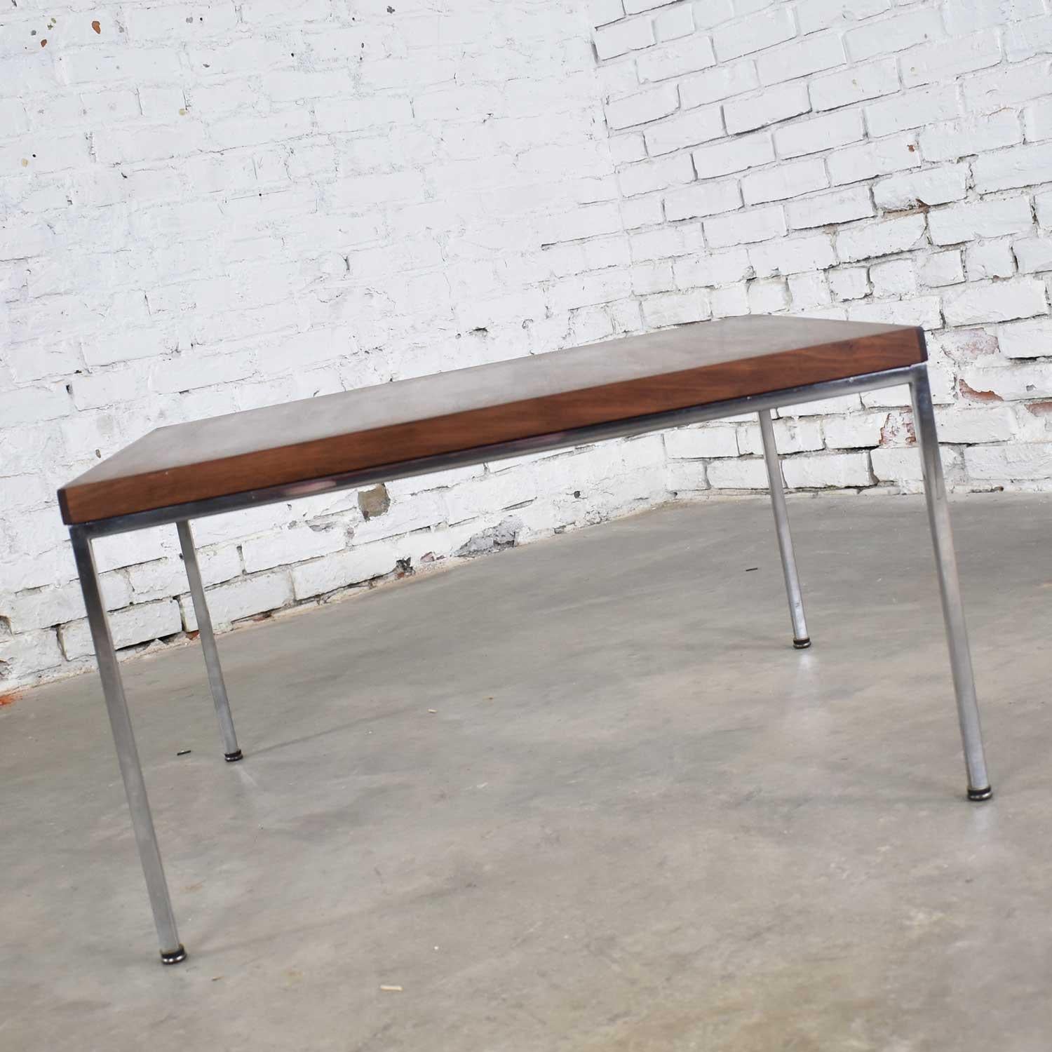 Mid-Century Modern Table d'extrémité ou table basse moderne du milieu du siècle en chrome et noyer d'après Florence Knoll en vente