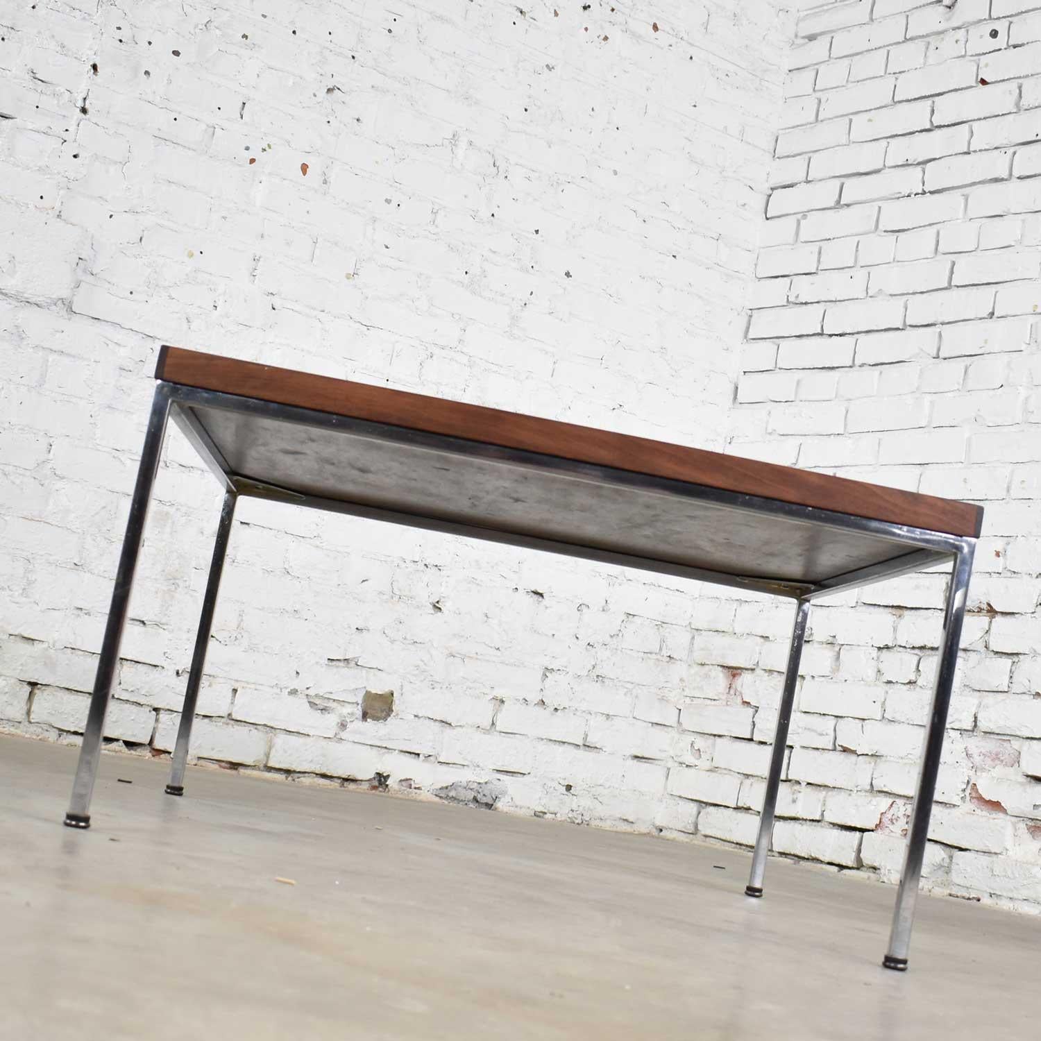 Table d'appoint ou table basse en chrome et noyer d'après Florence Knoll, moderne du milieu du siècle dernier Bon état - En vente à Topeka, KS
