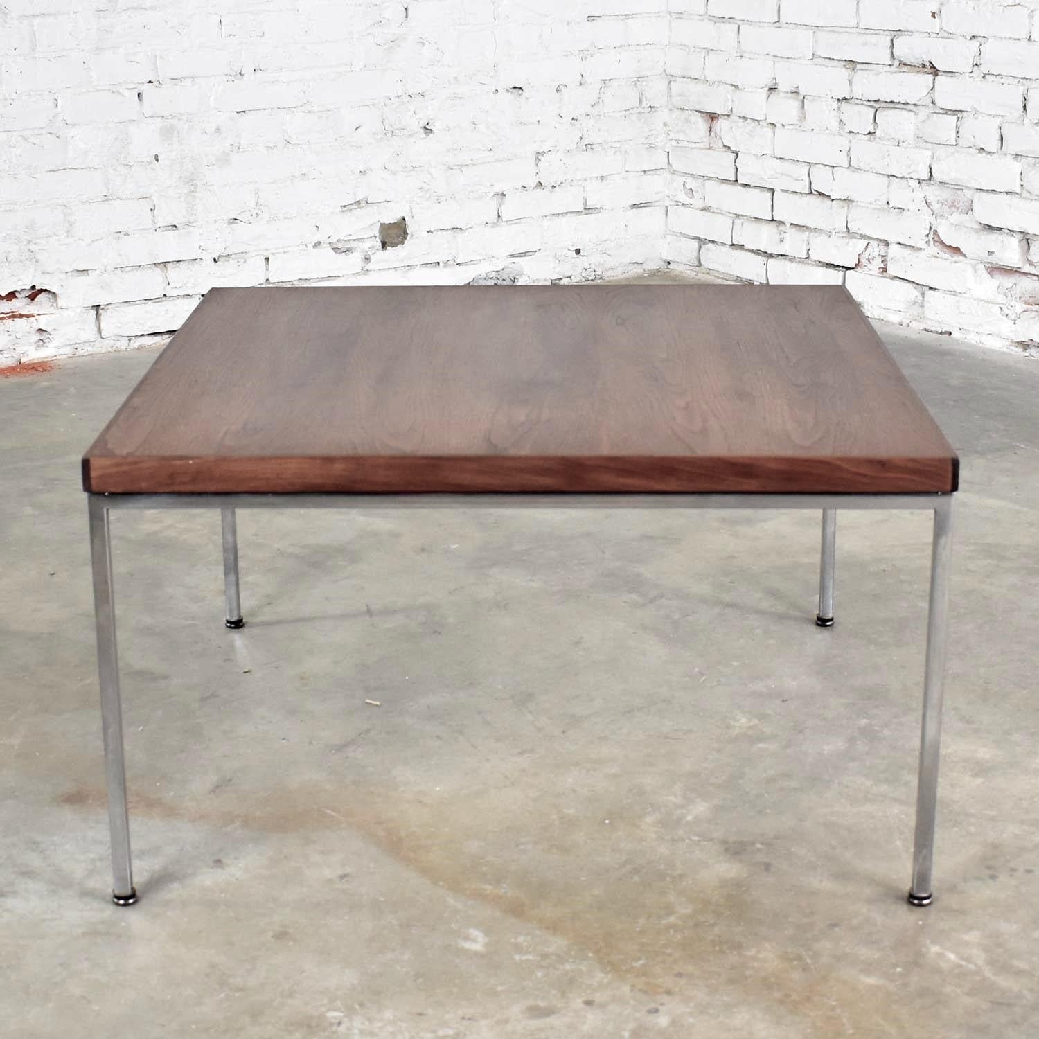 Mid-Century Modern Chrome & Walnut End or Coffee Table After Florence Knoll In Good Condition For Sale In Topeka, KS