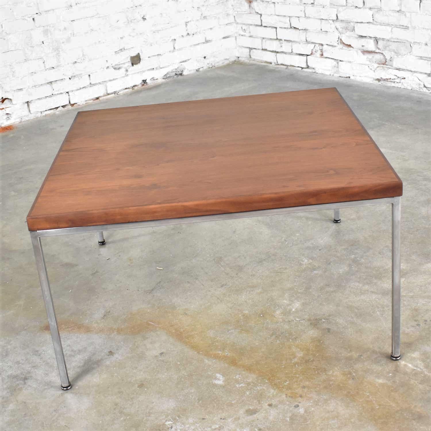Chrome Table d'extrémité ou table basse moderne du milieu du siècle en chrome et noyer d'après Florence Knoll en vente