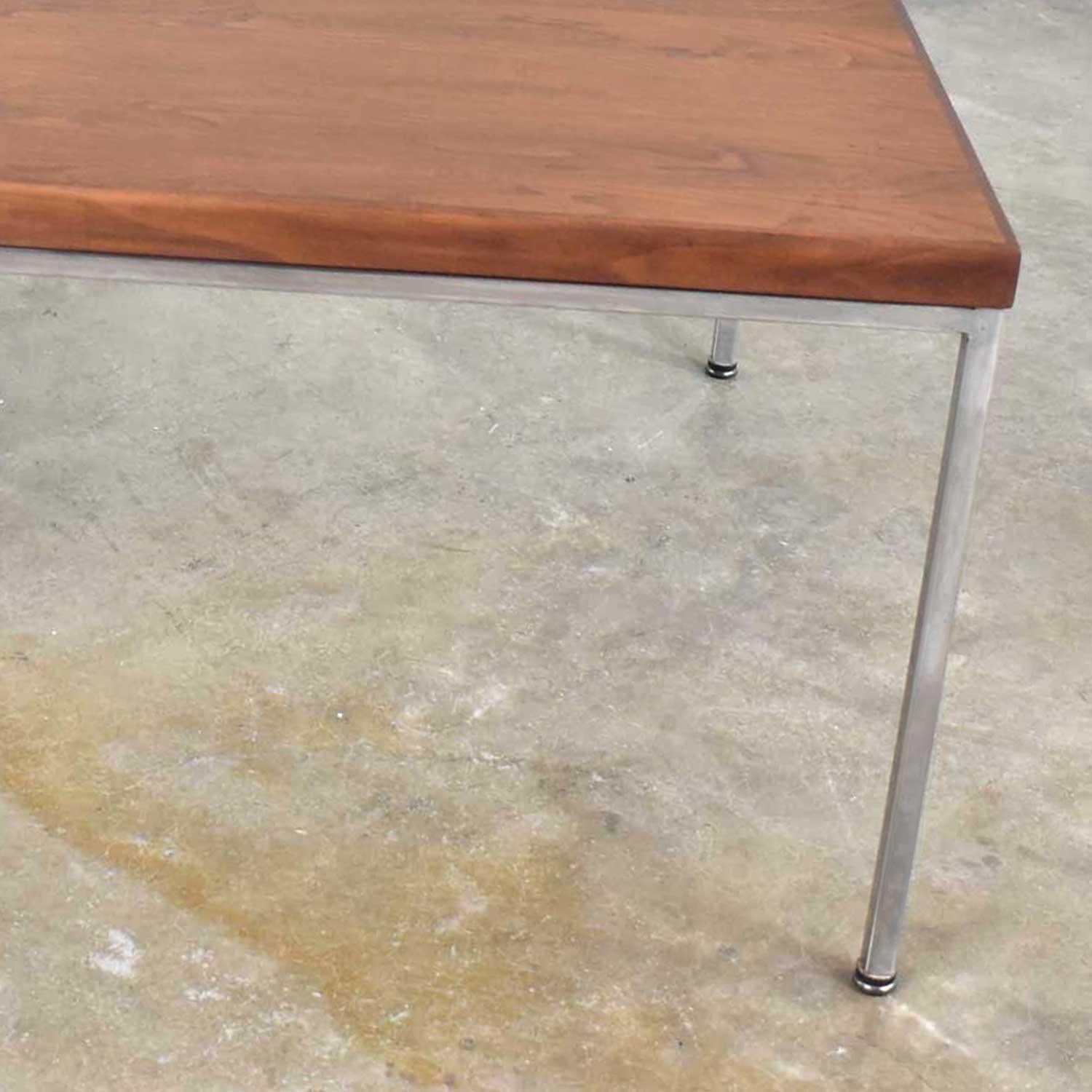 Table d'extrémité ou table basse moderne du milieu du siècle en chrome et noyer d'après Florence Knoll en vente 1