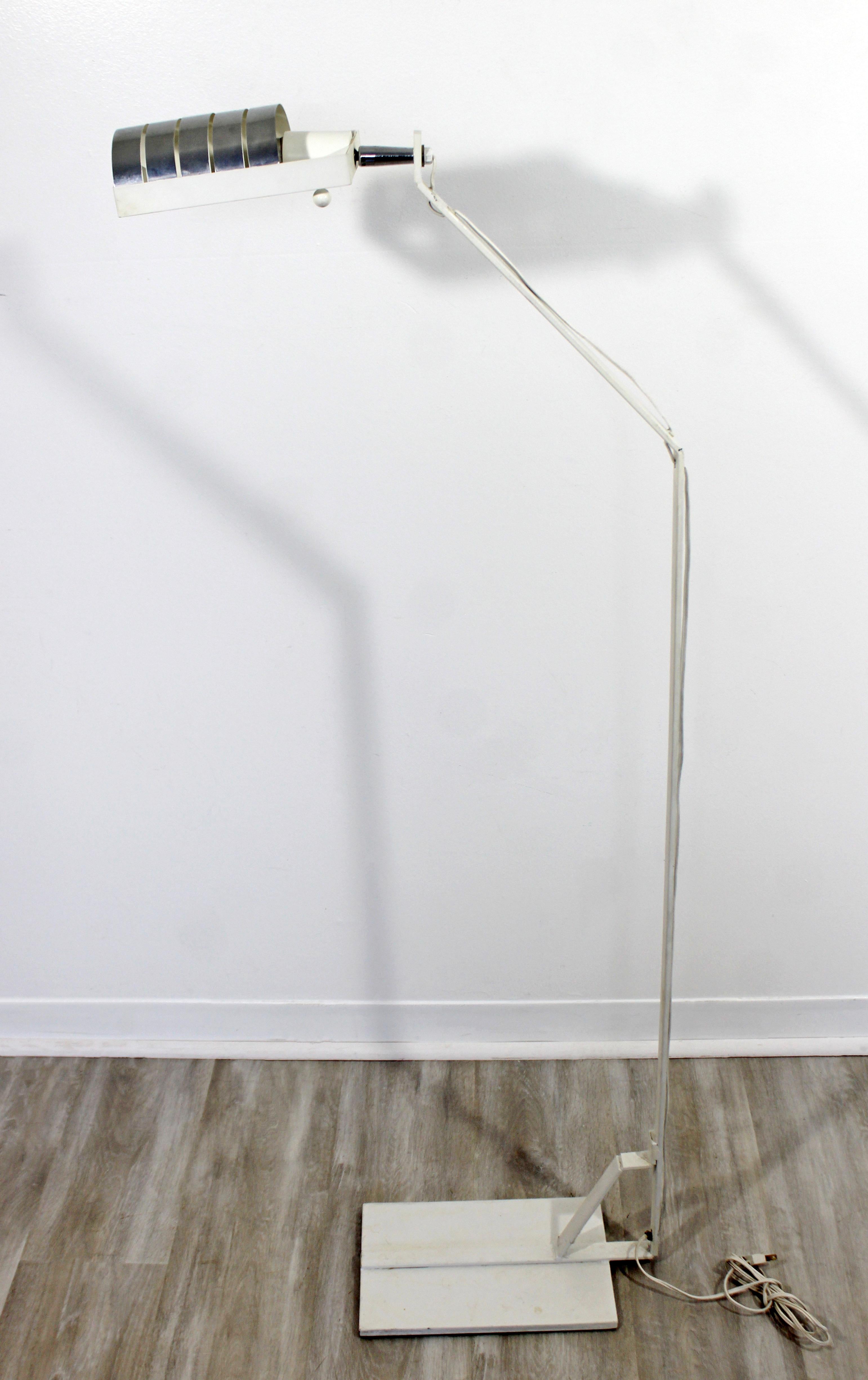 For your consideration is an essentially retro, adjustable, reading floor lamp, made of white painted metal and with a chrome head, in the style of Robert Sonneman or Lightolier, circa 1970s. In great vintage condition. The dimensions are 20