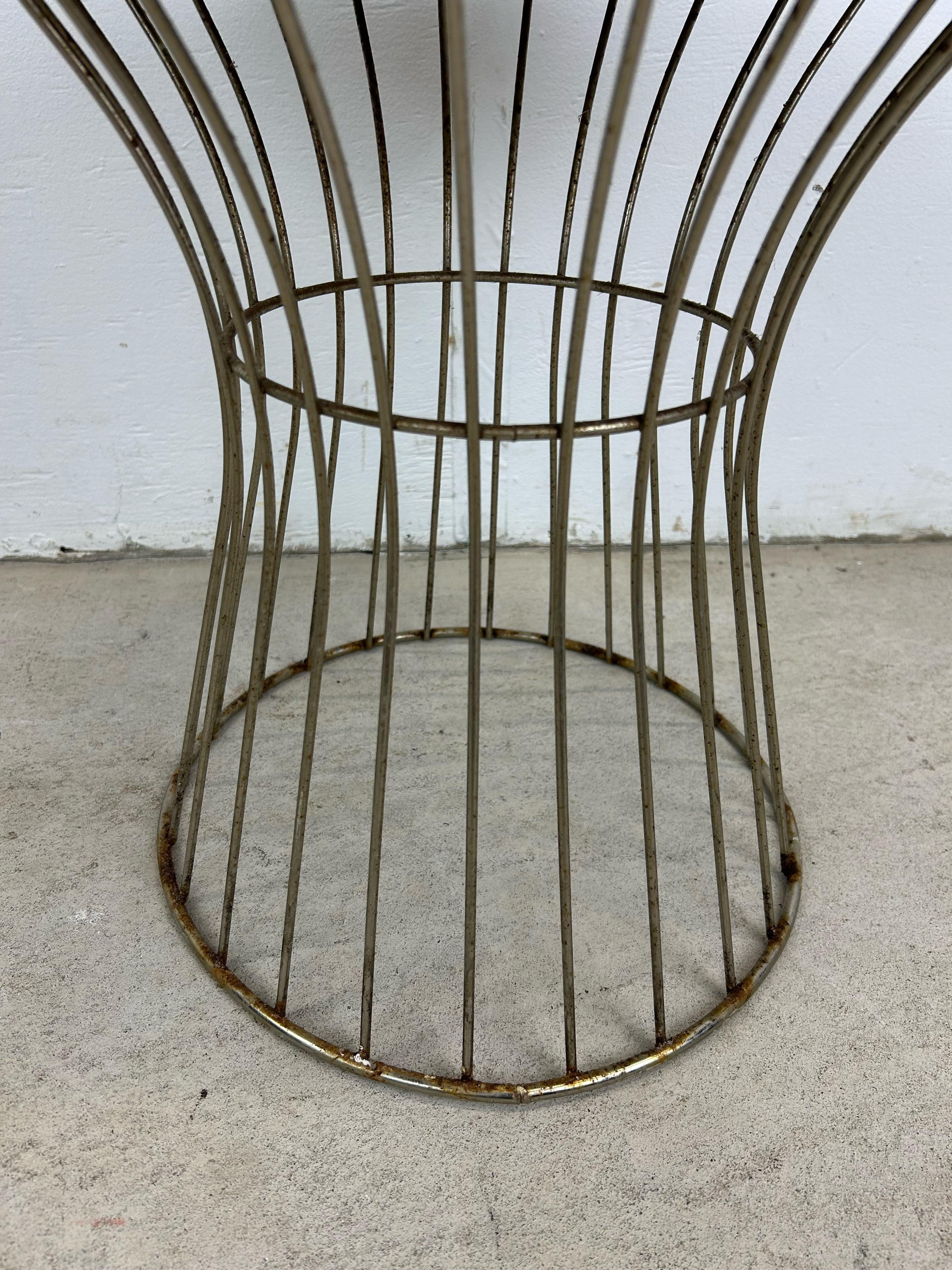 This mid century modern vanity stool features chrome accented wire base and black vinyl seat.
 Dimensions: 15w 15d 15.5h 

Condition: Significant oxidation on the chrome accented base. Rust, discoloration. But this piece has a lot of potential to be