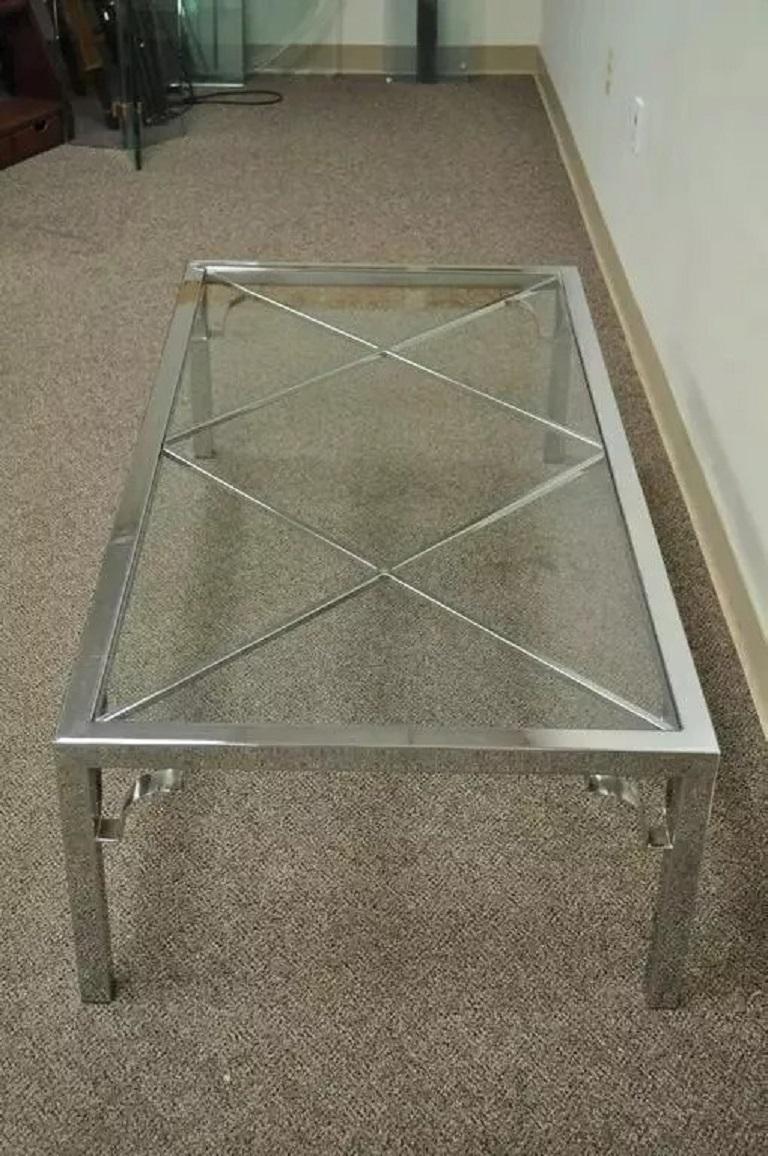 Mid-Century Modern Table basse Hollywood Regency mi-siècle moderne avec cadre en X chromé en vente