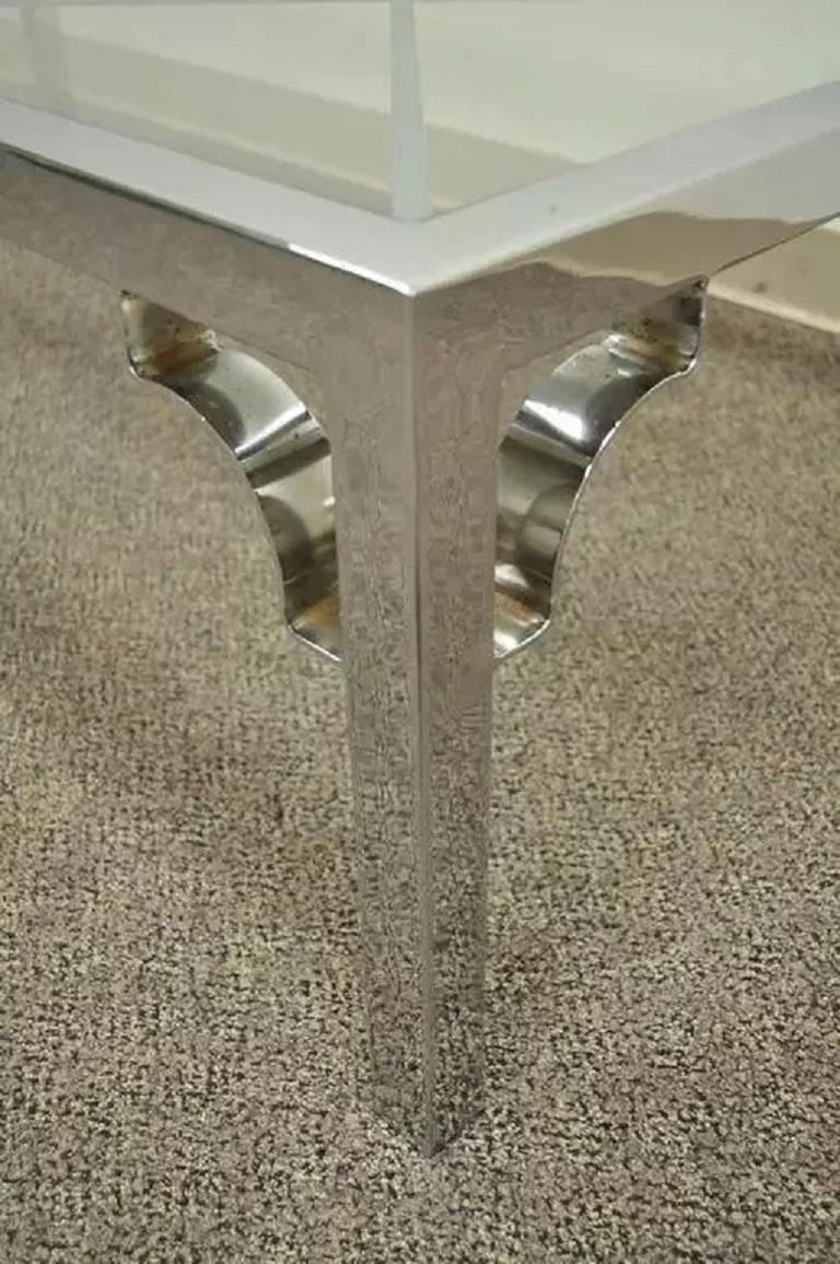 Inconnu Table basse Hollywood Regency mi-siècle moderne avec cadre en X chromé en vente