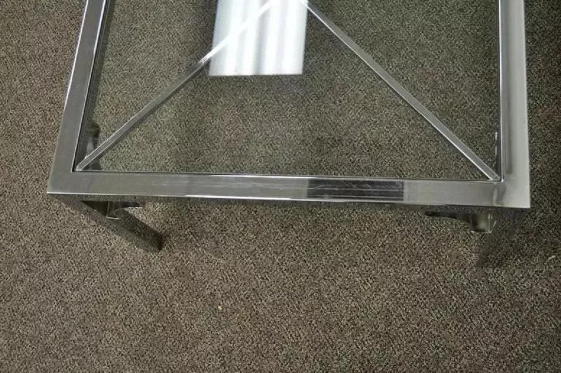 Verre Table basse Hollywood Regency mi-siècle moderne avec cadre en X chromé en vente