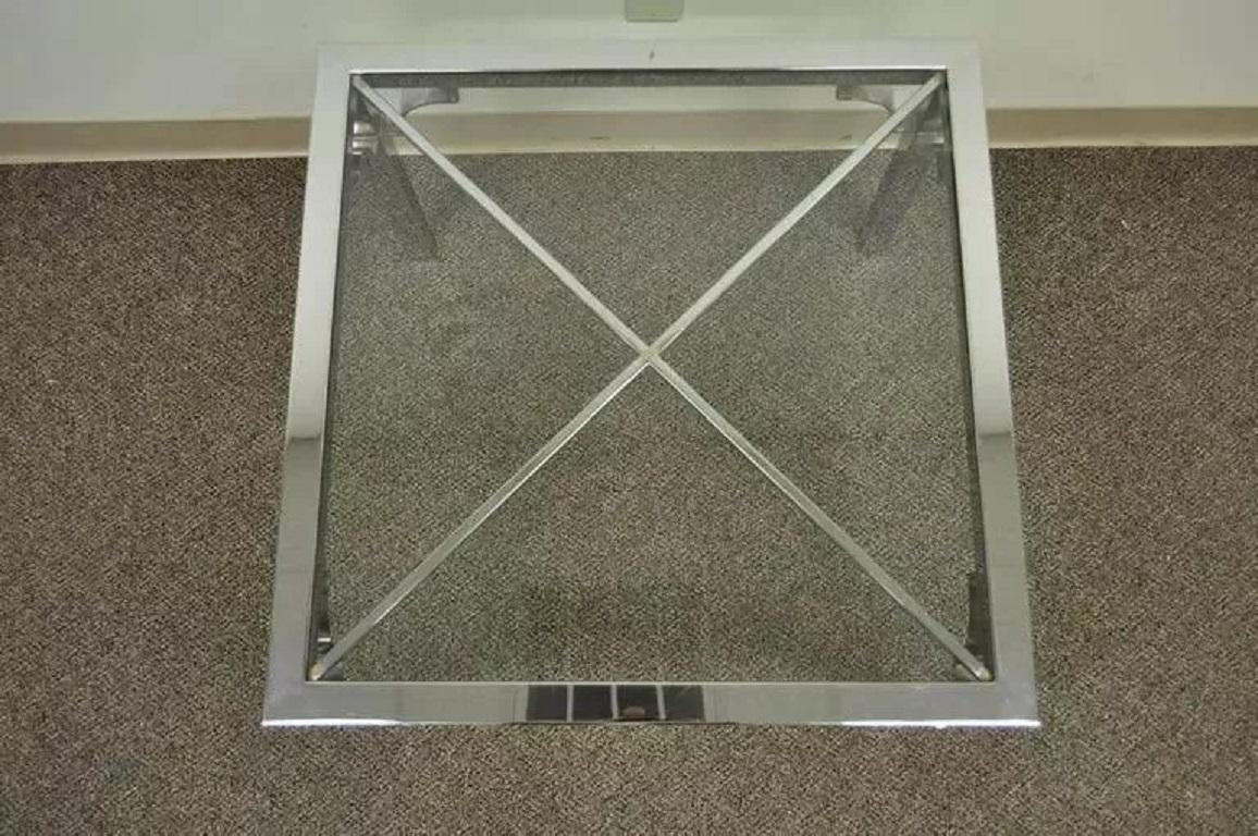 Table d'appoint Vintage Mid Century Modern Chrome X-Frame Square Glass Top Hollywood Regency Side Table. L'article présente des joints polis sans soudure pour une esthétique globale plus nette. Chaque pied est orné d'un motif décoratif en forme