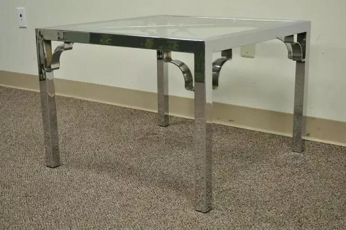 Mid-Century Modern Table d'appoint Hollywood Regency mi-siècle moderne chromée à cadre carré en X et plateau en verre en vente