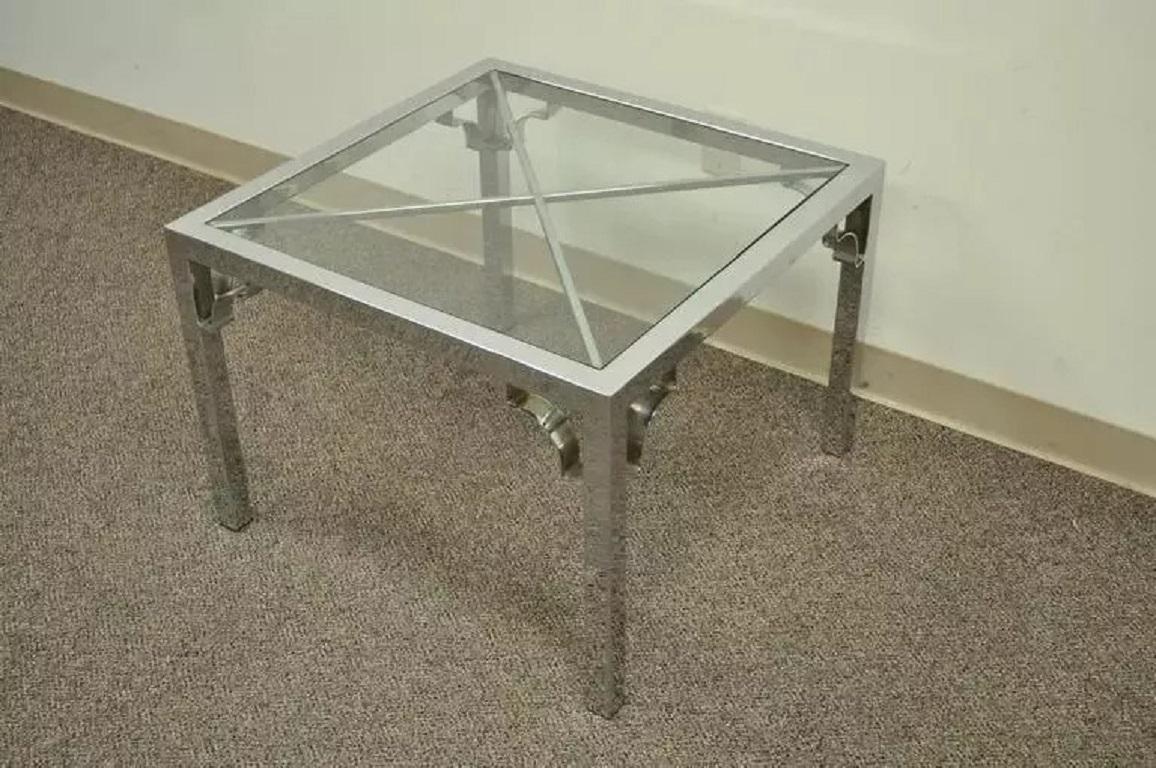 Métal Table d'appoint Hollywood Regency mi-siècle moderne chromée à cadre carré en X et plateau en verre en vente