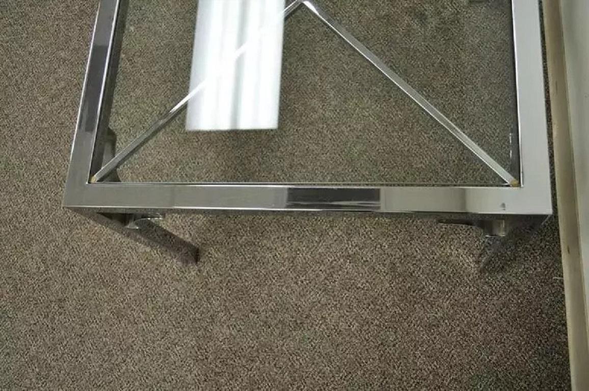 Table d'appoint Hollywood Regency mi-siècle moderne chromée à cadre carré en X et plateau en verre en vente 1