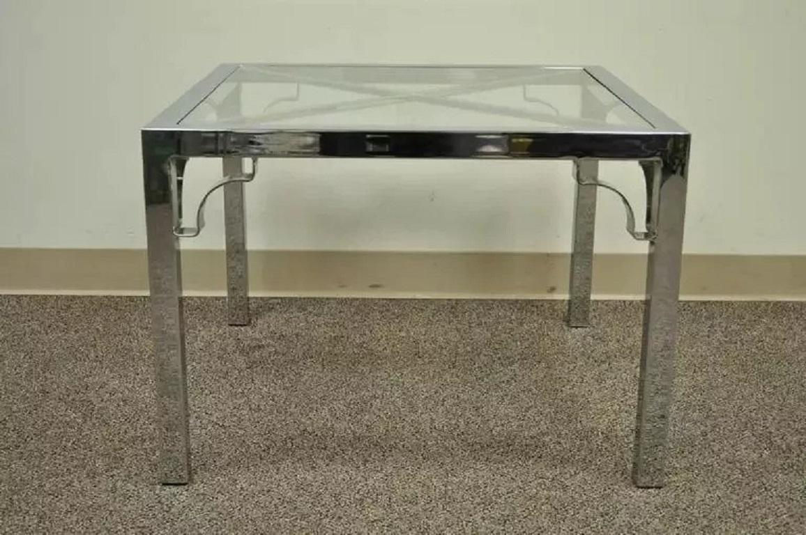 Table d'appoint Hollywood Regency mi-siècle moderne chromée à cadre carré en X et plateau en verre en vente 2