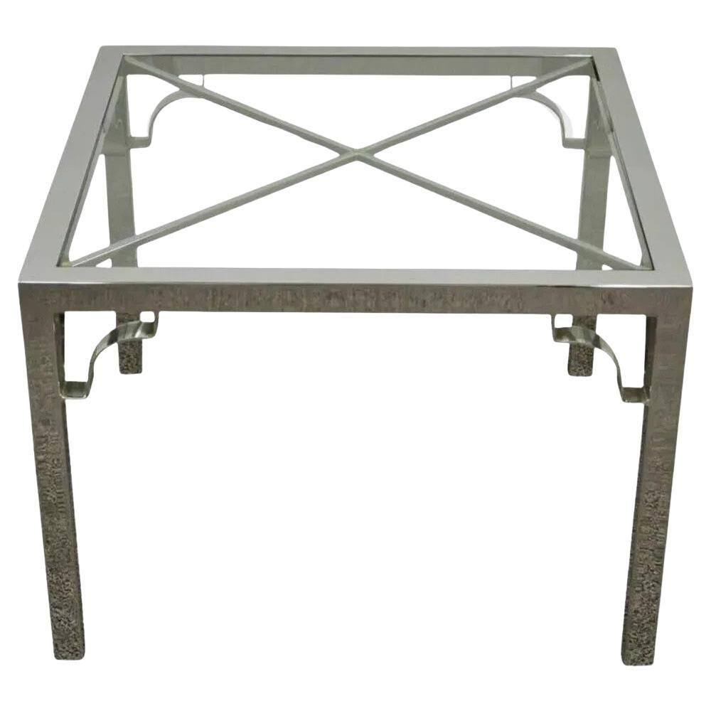 Table d'appoint Hollywood Regency mi-siècle moderne chromée à cadre carré en X et plateau en verre