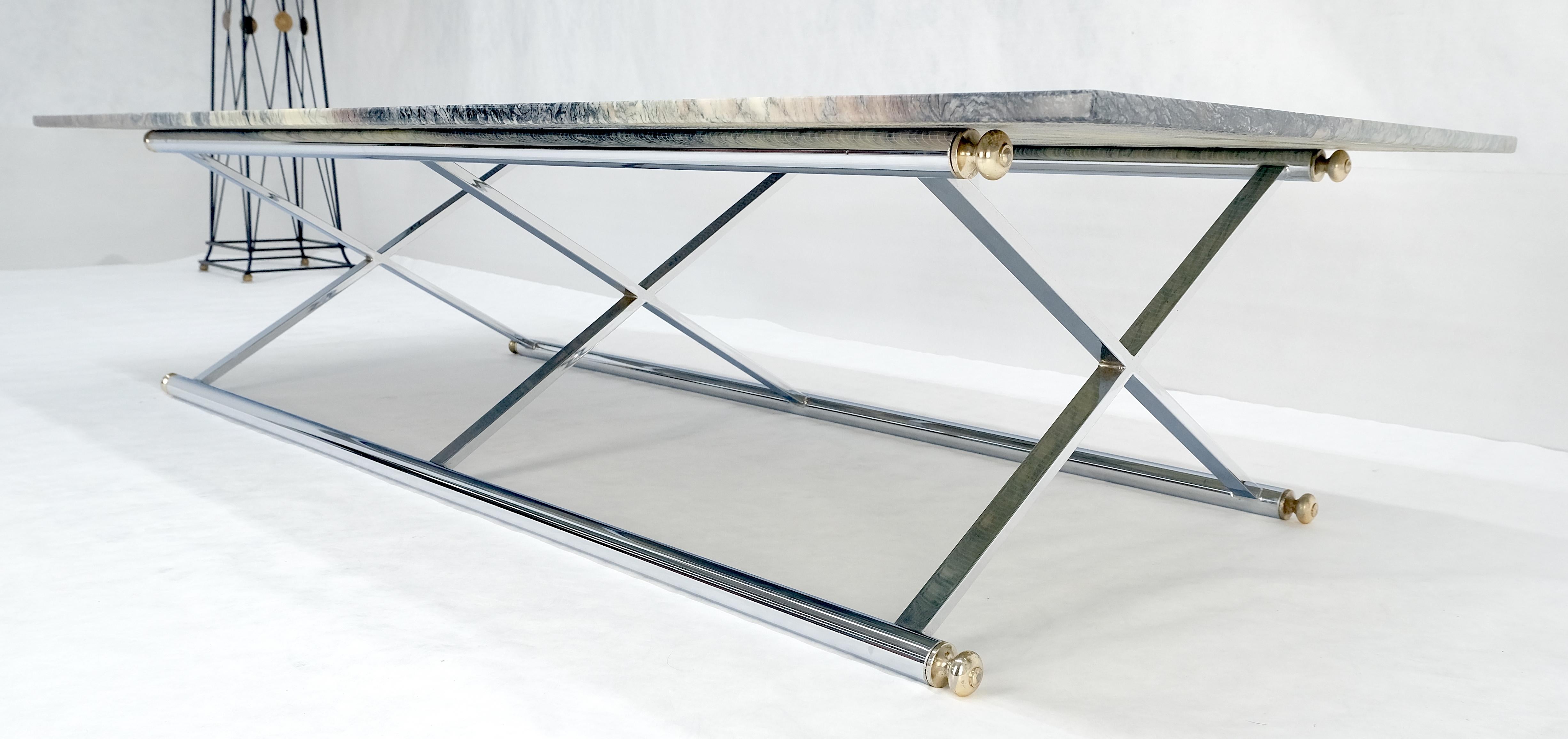 Américain Table basse 32x67 à plateau de marbre, en forme de X, chromée et base en laiton, moderne du milieu du siècle en vente