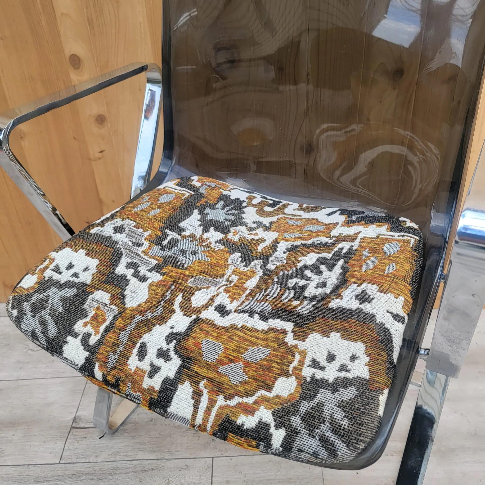 Fauteuil de bar plat chromé teinté Lucite mi-siècle moderne chromé 

Cette chaise se marie parfaitement avec un bureau ou une table d'appoint. Son revêtement multicolore apportera une touche éclectique à votre espace. Les chaises de Chromecraft sont