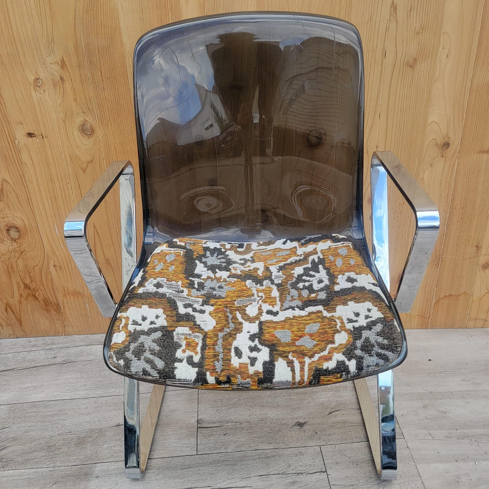 Mid-Century Modern Fauteuil de bar plat chromé teinté Lucite mi-siècle moderne chromé en vente