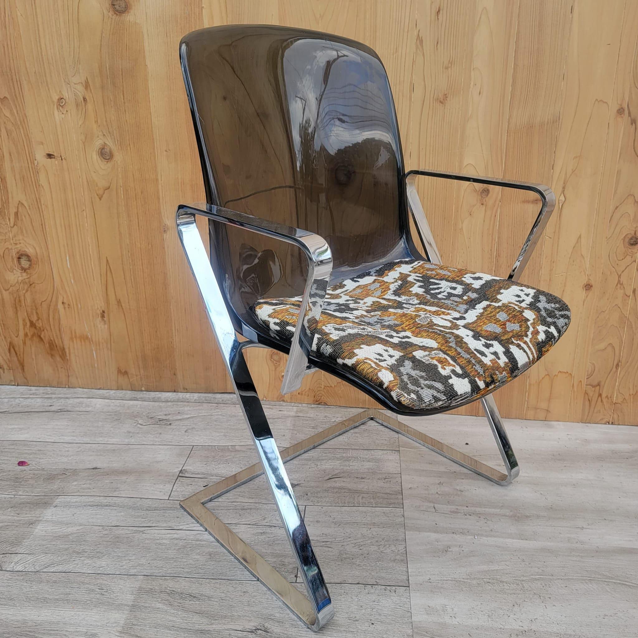 Américain Fauteuil de bar plat chromé teinté Lucite mi-siècle moderne chromé en vente