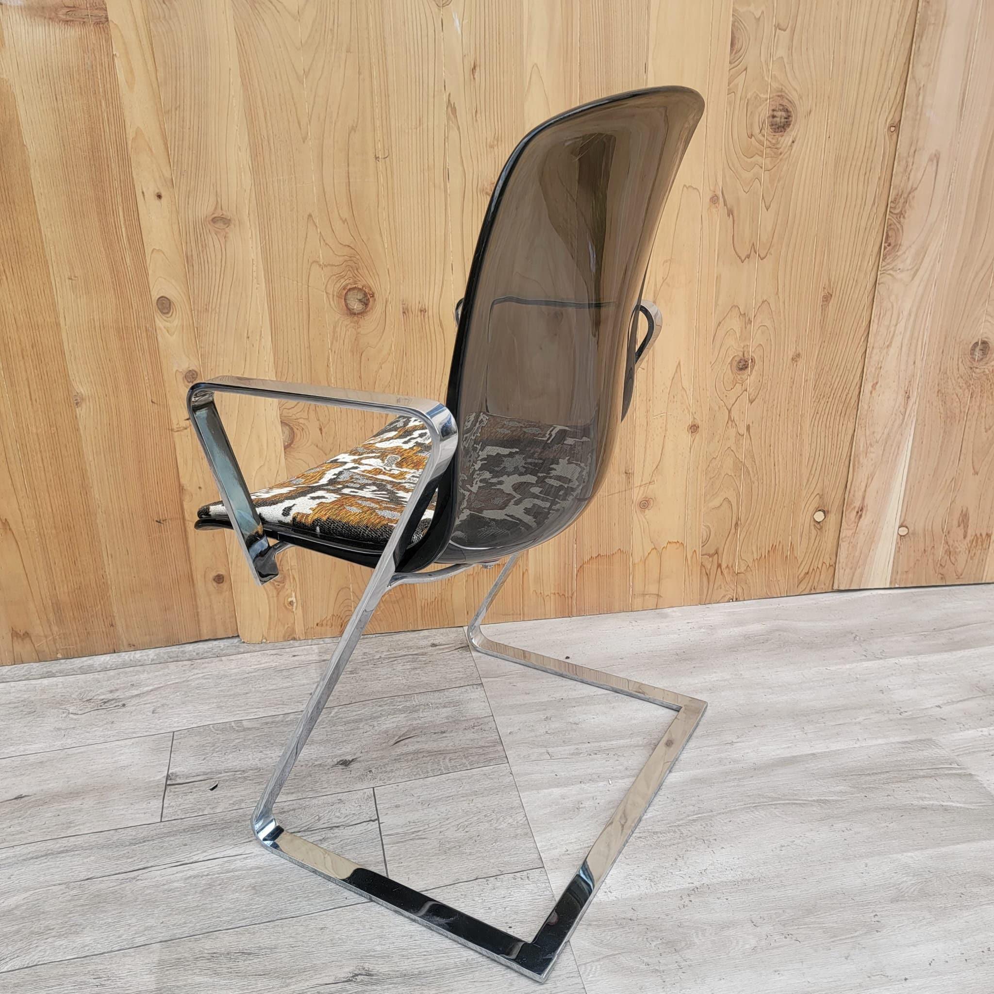 Fauteuil de bar plat chromé teinté Lucite mi-siècle moderne chromé Bon état - En vente à Chicago, IL