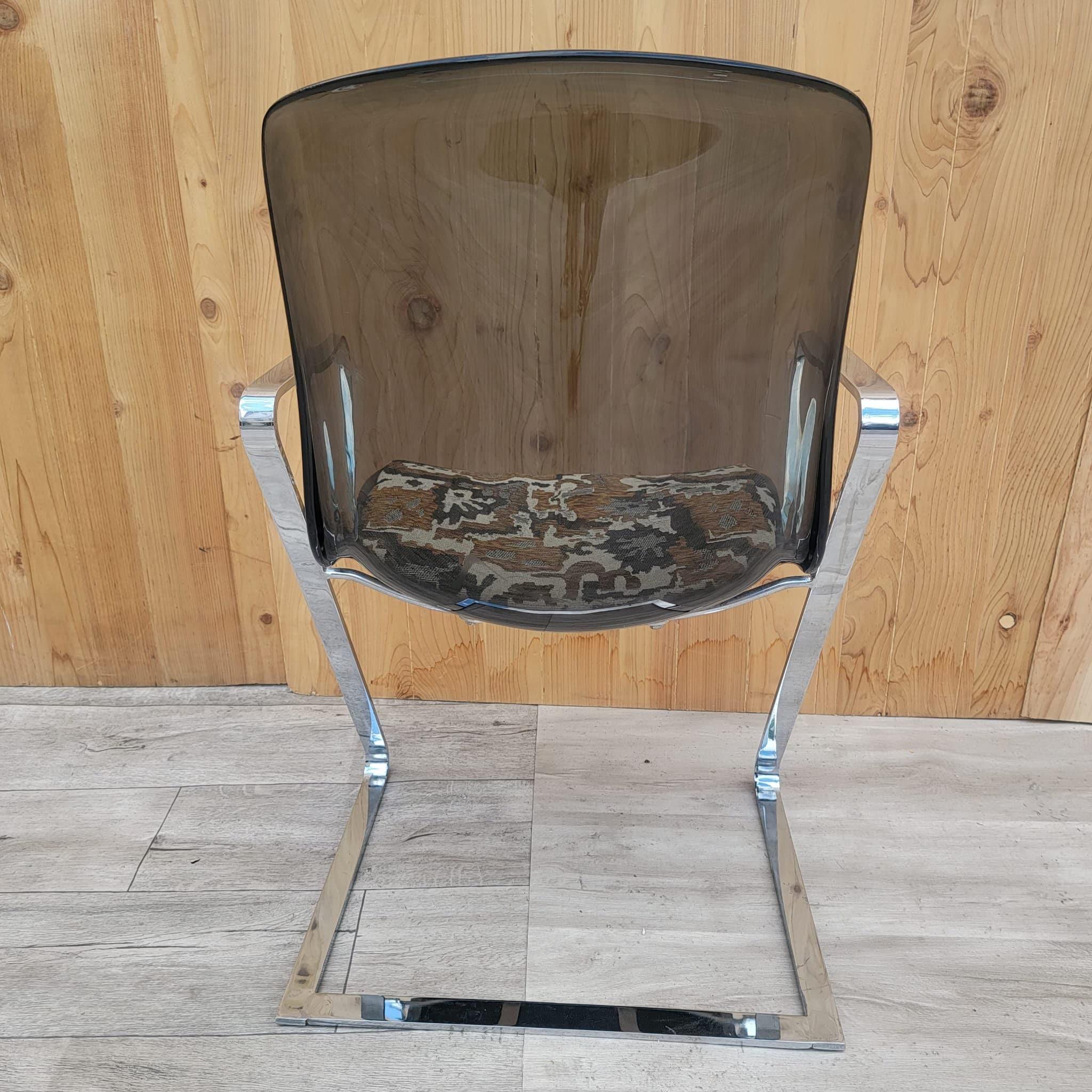 20ième siècle Fauteuil de bar plat chromé teinté Lucite mi-siècle moderne chromé en vente
