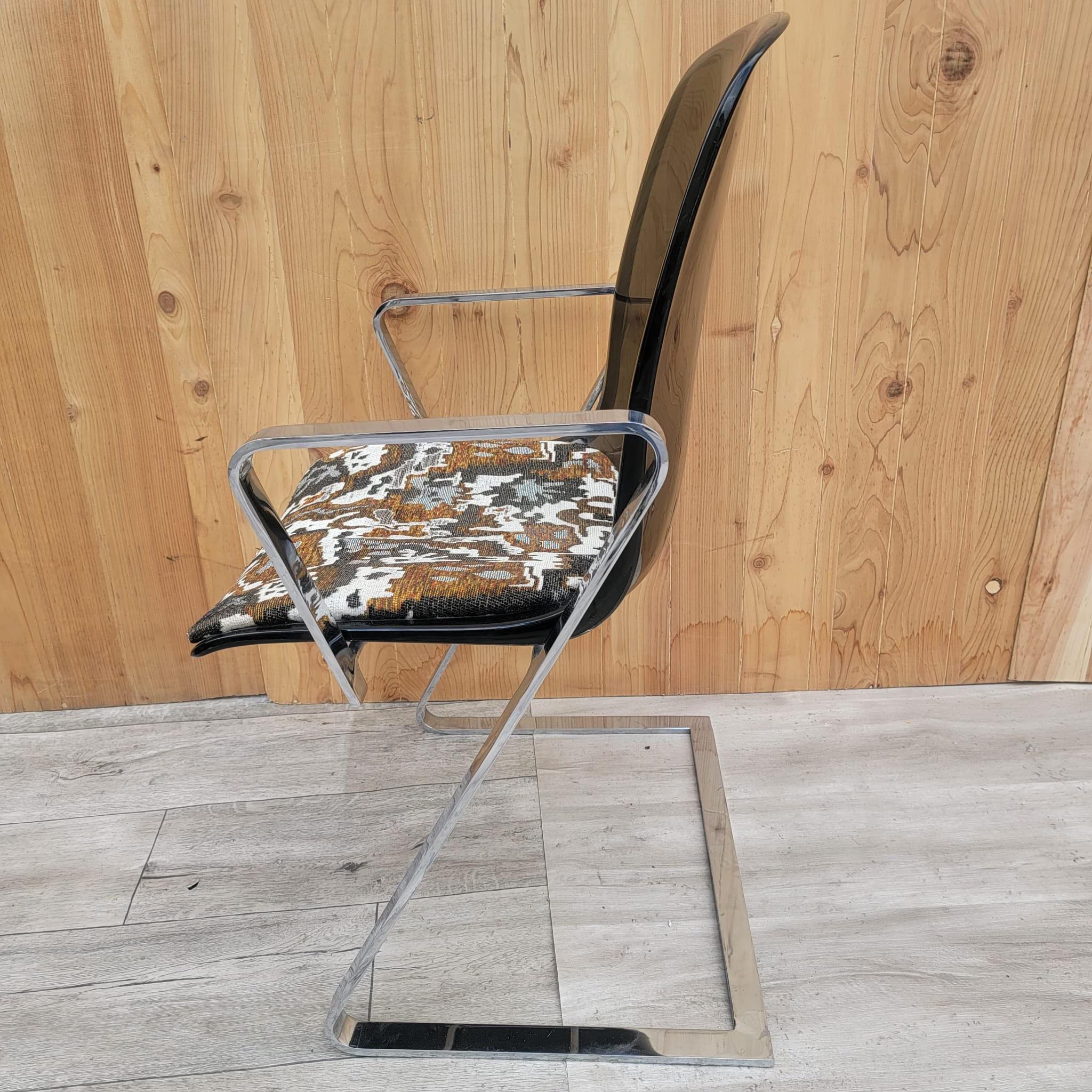 Tissu d'ameublement Fauteuil de bar plat chromé teinté Lucite mi-siècle moderne chromé en vente