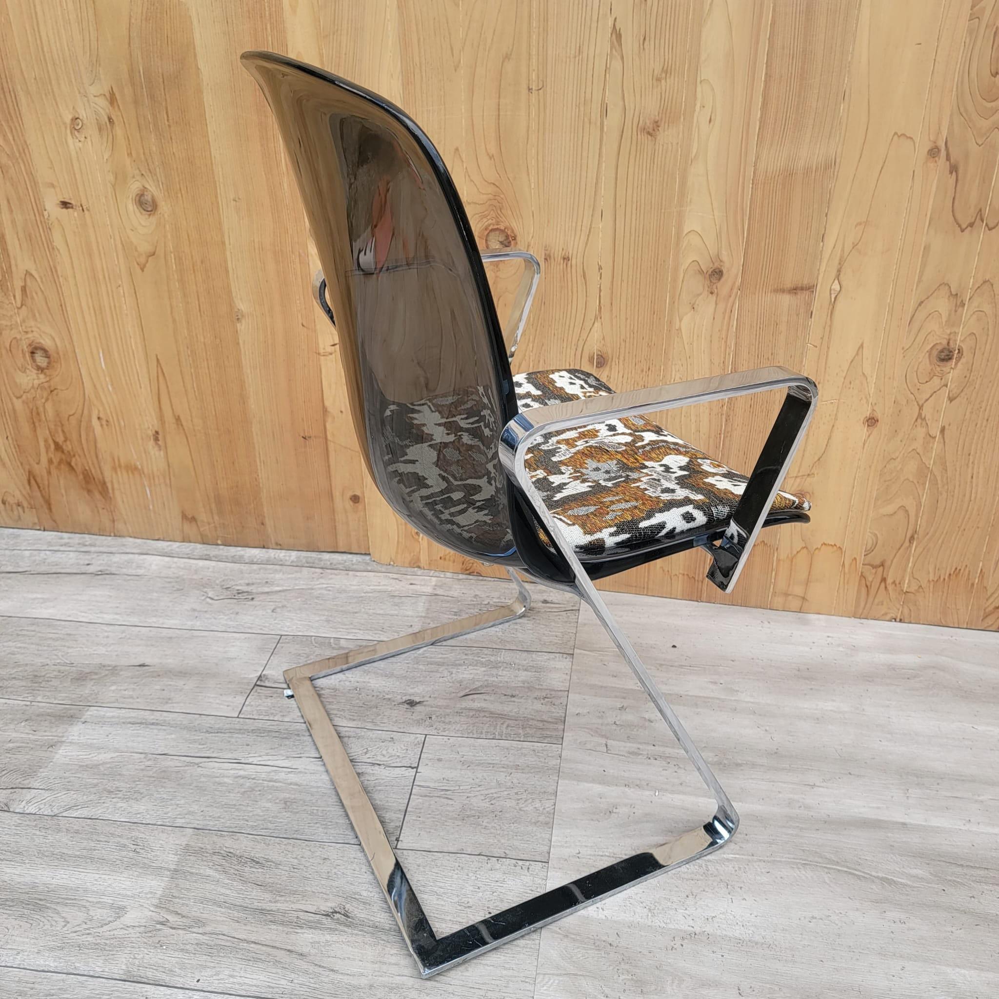 Fauteuil de bar plat chromé teinté Lucite mi-siècle moderne chromé en vente 1