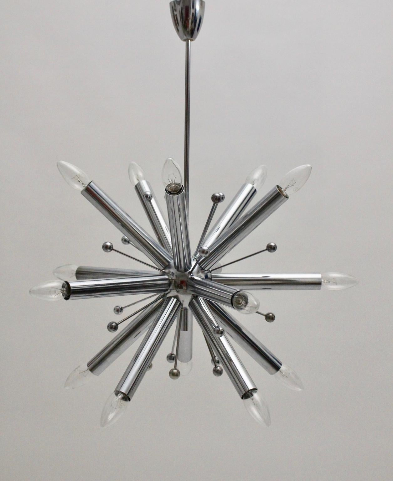 Moderner Sputnik-Kronleuchter aus verchromtem Metall aus der Mitte des Jahrhunderts, um 1960 (Moderne der Mitte des Jahrhunderts) im Angebot