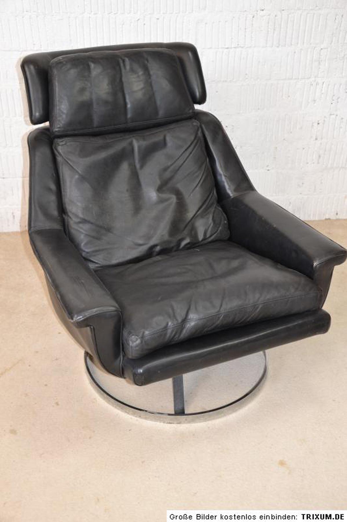 Dieser großartige und bequeme Stuhl muss in Verbindung mit dem berühmten Lounge Chair gesehen werden, der 1956 von Charles & Ray Eames entworfen wurde. Verchromtes Stahlgestell und schwarzes Leder, sehr guter Zustand.