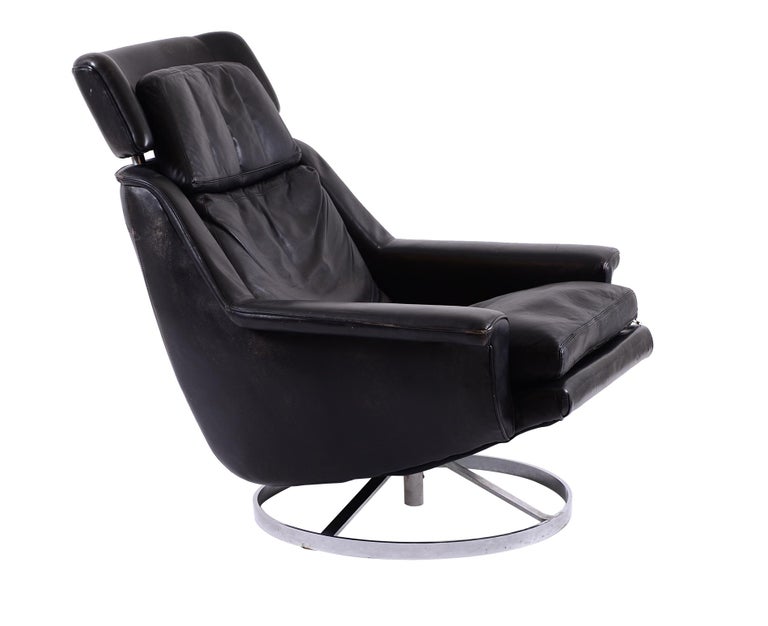 Mid-Century Modern Chromed Steel/ Black Leather Eames Era Lounge Chair  In Good Condition For Sale In Vienna, AT