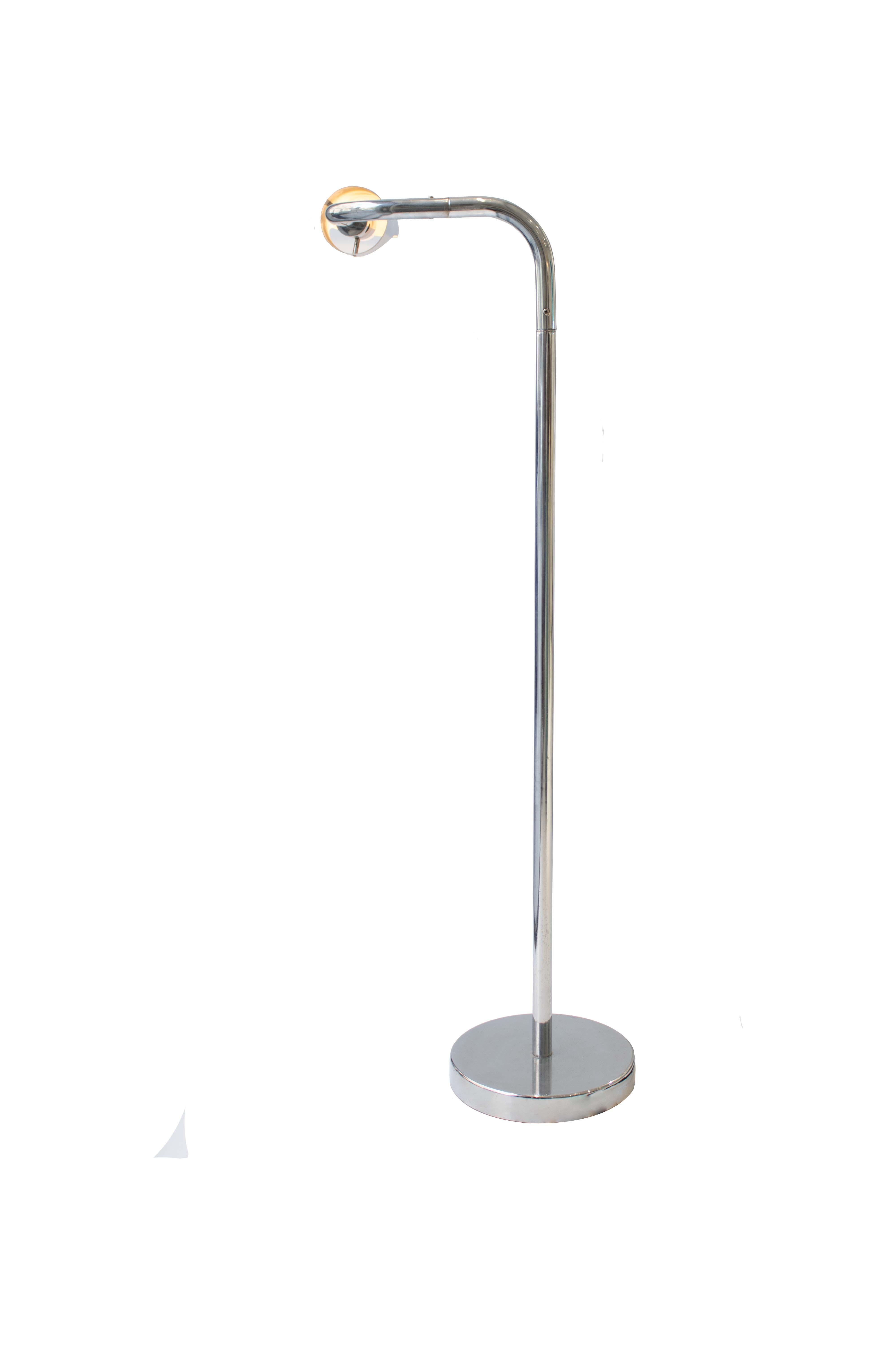 Italienische verchromte Stehlampe aus dem ``Space Age'', den 1960er Jahren.
Er besteht aus einem flachen runden Sockel und einem Rohrfuß. Der Lampenschirm ist mit einem biegsamen, drehbaren Rohr verbunden, das nach oben und unten gekippt werden