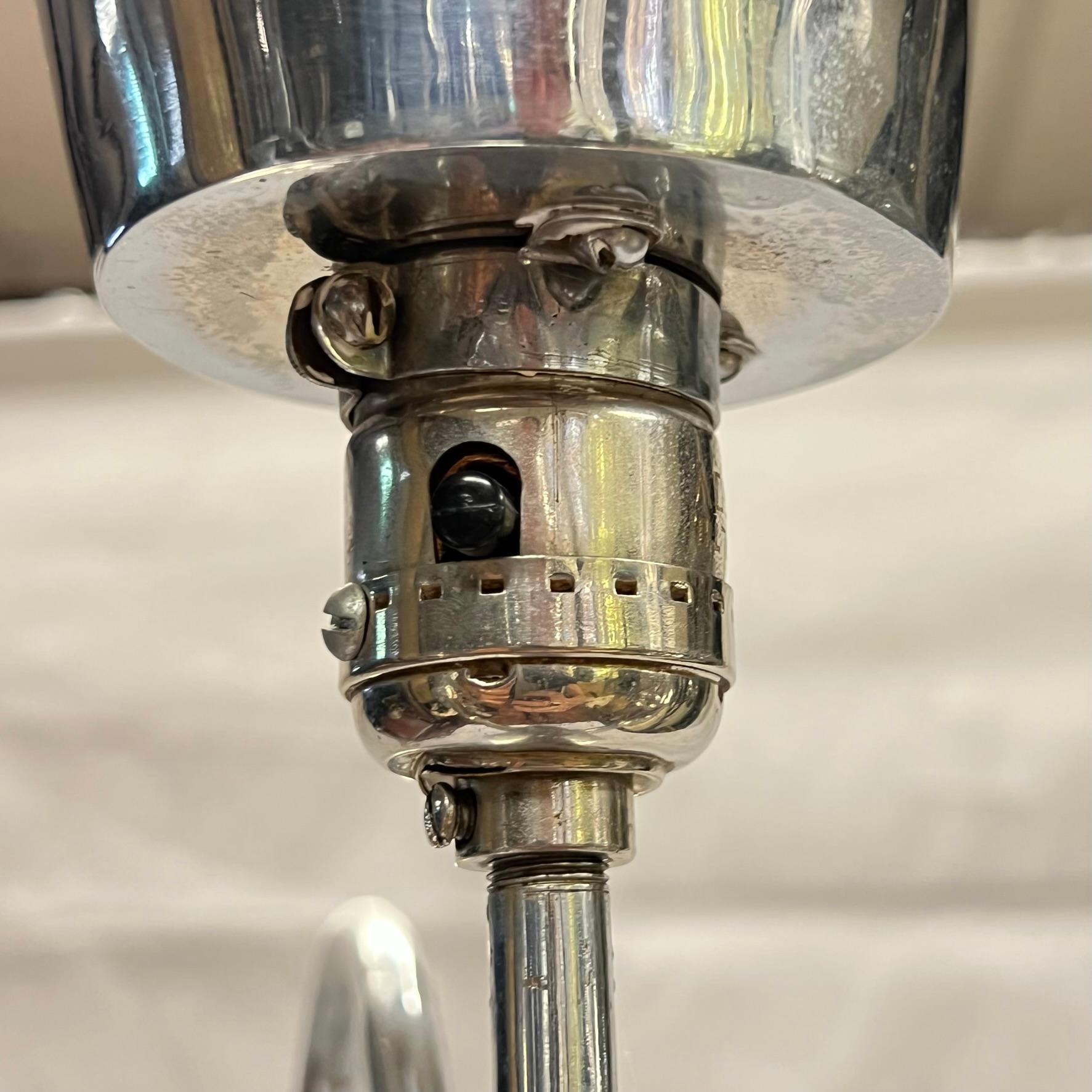 Lampadaire en forme de tour chromée The Moderns en vente 2