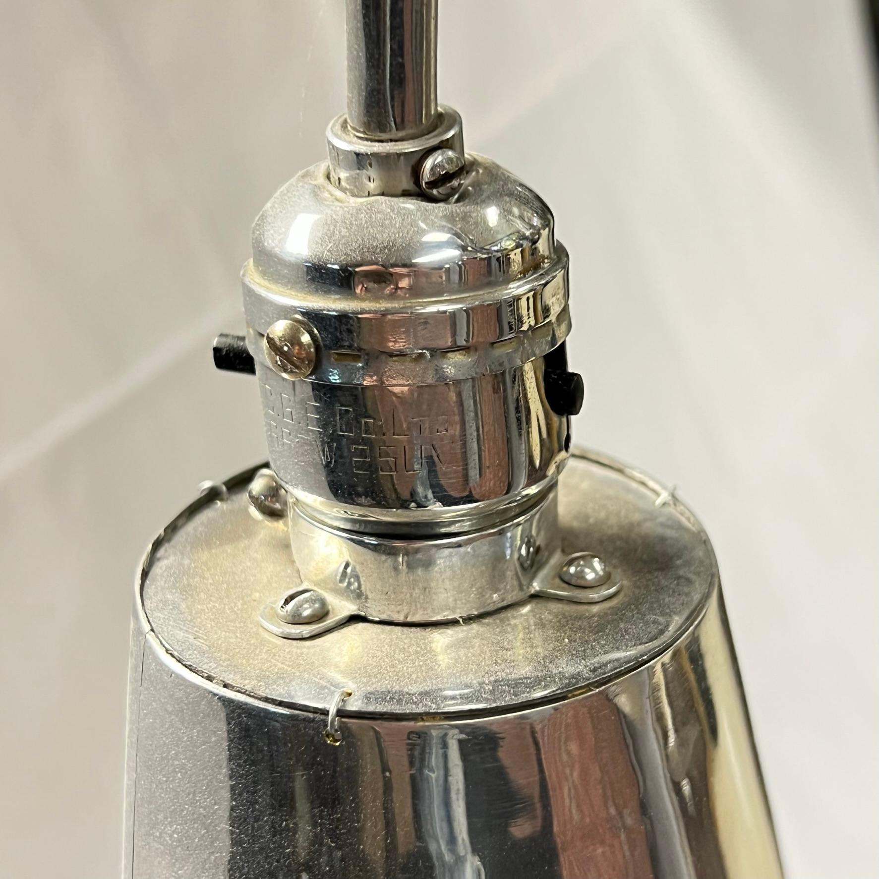 Lampadaire en forme de tour chromée The Moderns en vente 3