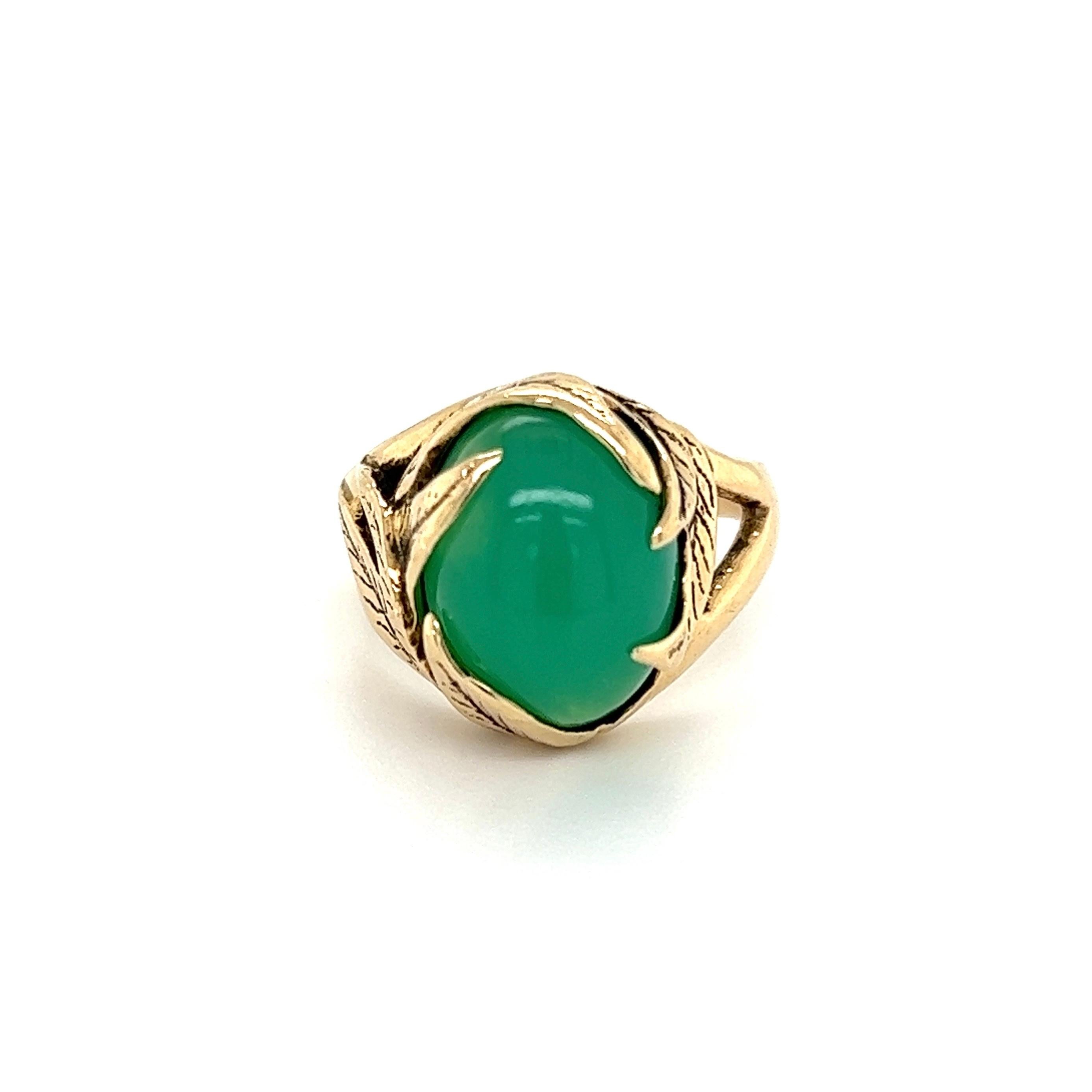 Mid Century Modern Chrysoprase Vintage Solitaire Gold Cocktail Ring In Excellent Condition For Sale In Montreal, QC