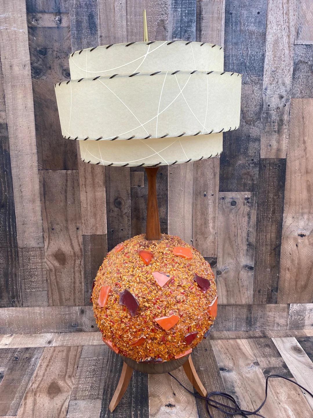Las lámparas de mesa Vintage Mid Century Modern Chunky Lucite Orange Rock Candy Swag Ball son un complemento único y llamativo para cualquier espacio. Fabricadas con un diseño de caramelo de roca naranja de lucita, estas lámparas desprenden un