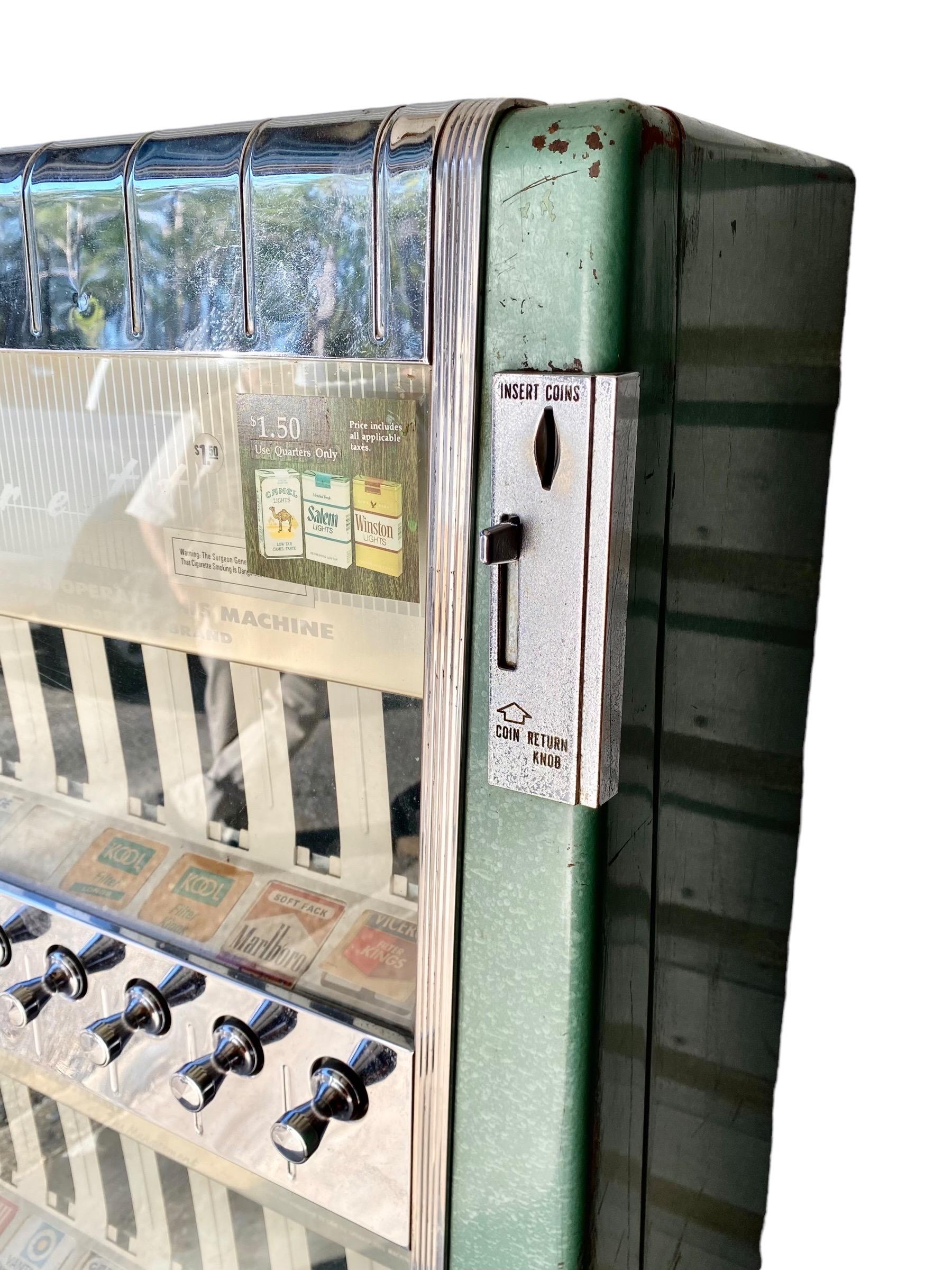 Máquina de cigarrillos moderna de mediados de siglo 1963 en Bueno estado para la venta en New Orleans, LA